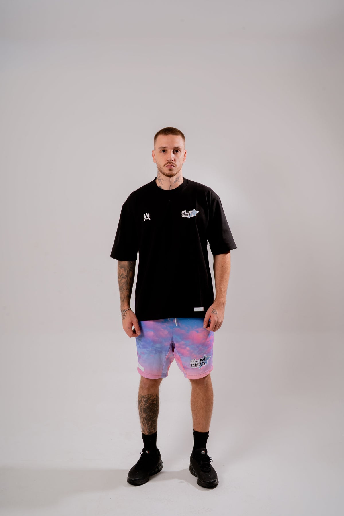 2000s Oversized T-Shirt Negro en modelo — AURUM 79