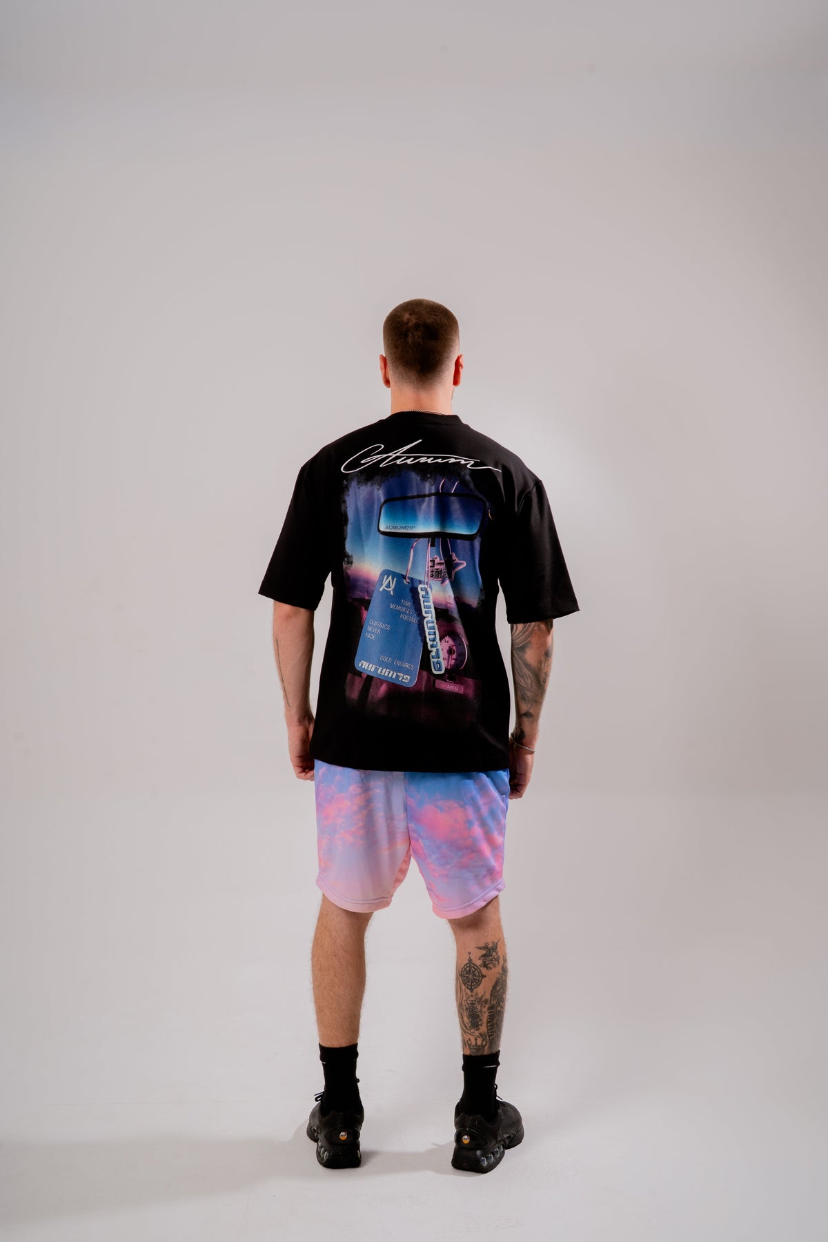 2000s Oversized T-Shirt Negro en modelo — AURUM 79