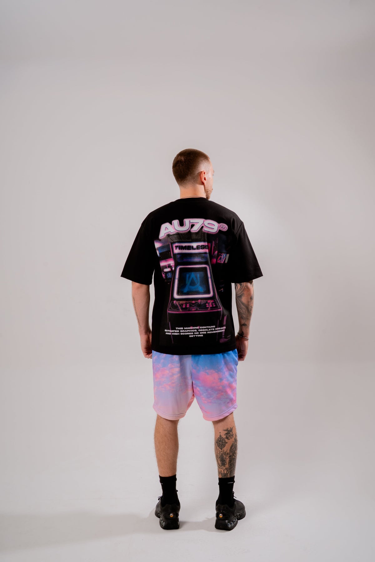 Arkade Oversized T-Shirt Negro en modelo — AURUM 79