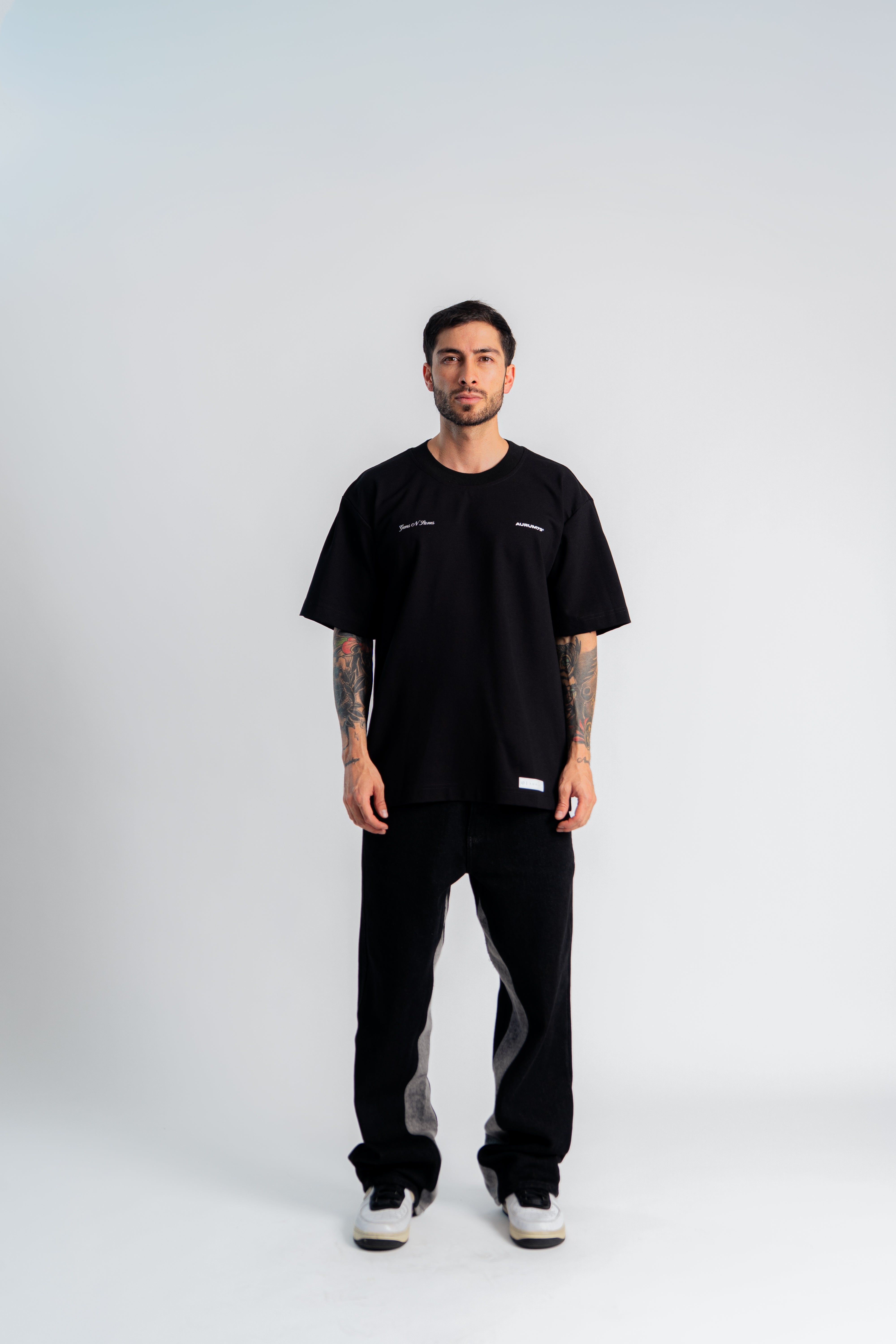 Au Ring Oversized T-Shirt Negro en modelo — AURUM 79