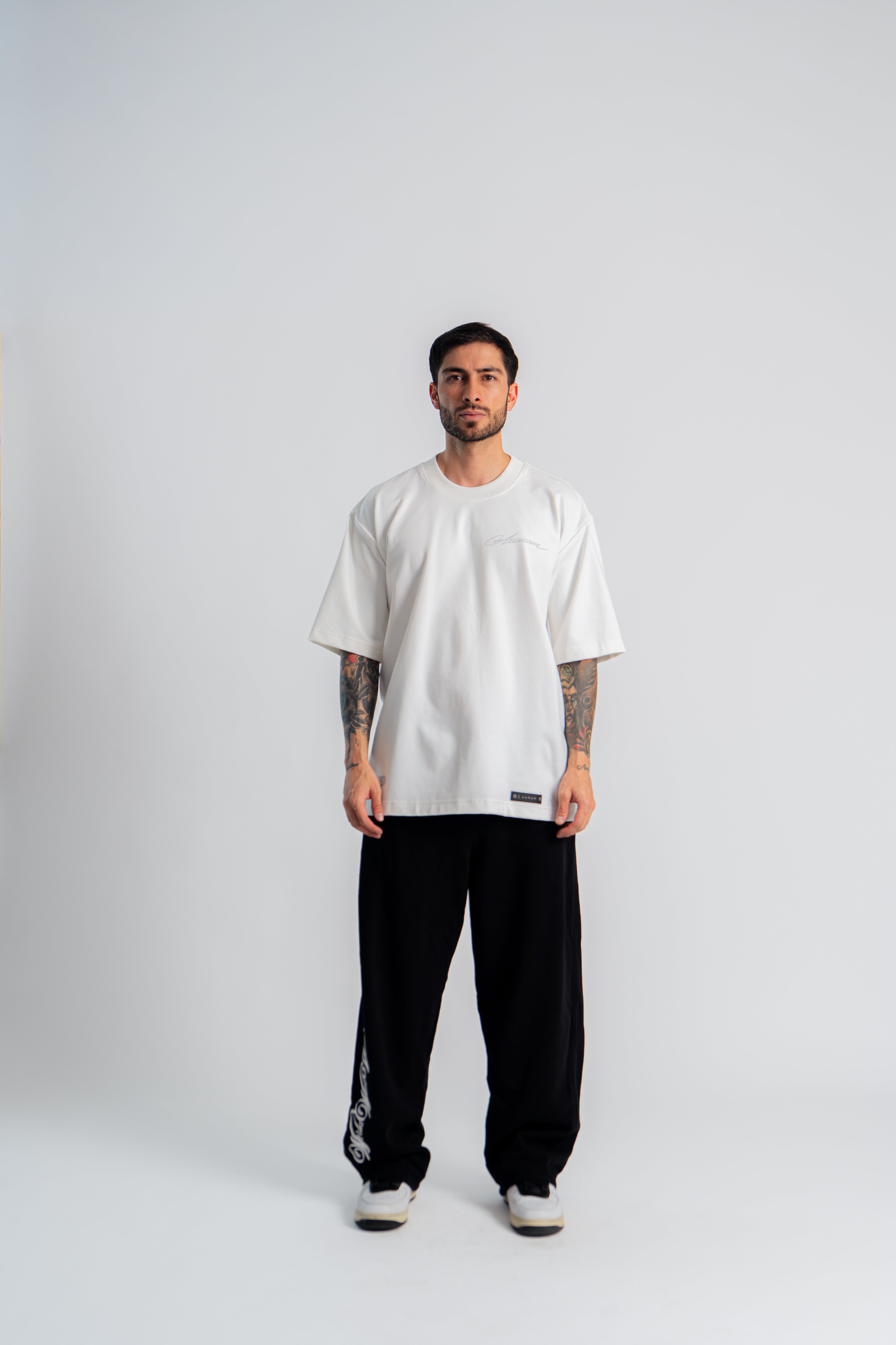 Aurum Overzized White Line T-Shirt Marfil en modelo — AURUM 79