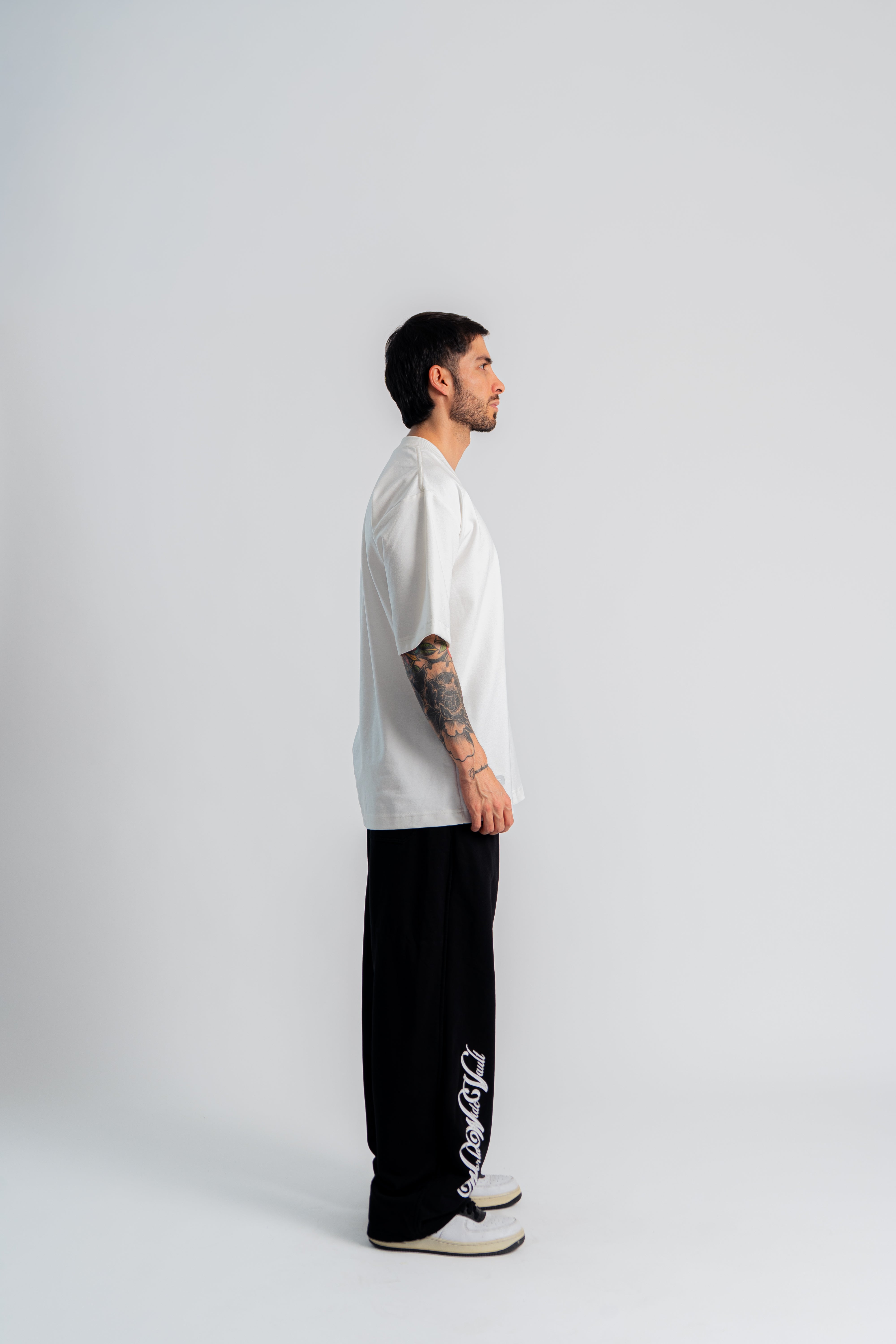 Aurum Overzized White Line T-Shirt Marfil en modelo — AURUM 79
