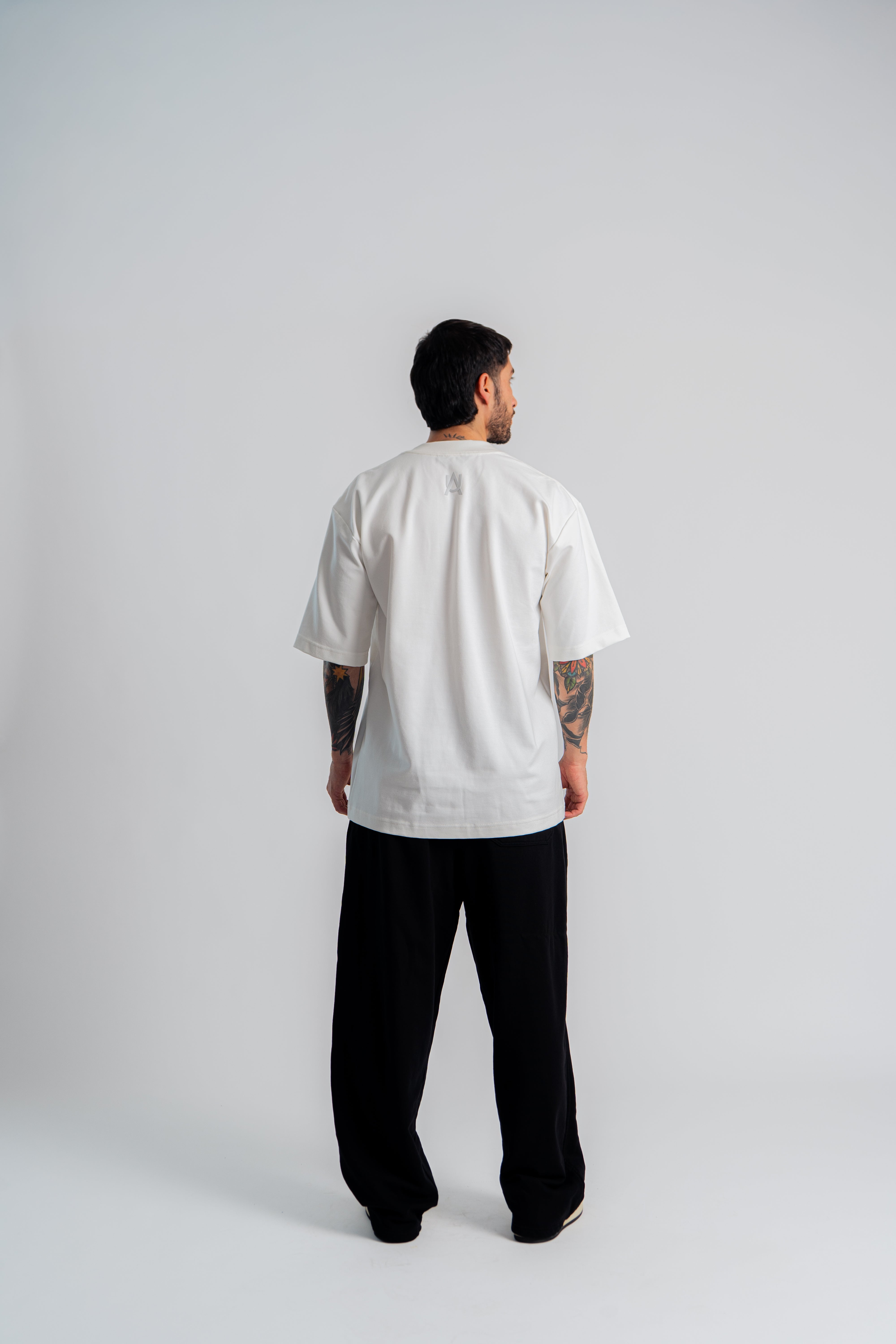 Aurum Overzized White Line T-Shirt Marfil en modelo — AURUM 79