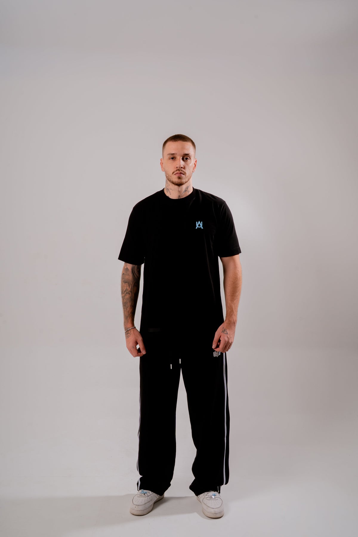 B Impact Semi Oversized T-Shirt Negro en modelo — AURUM 79