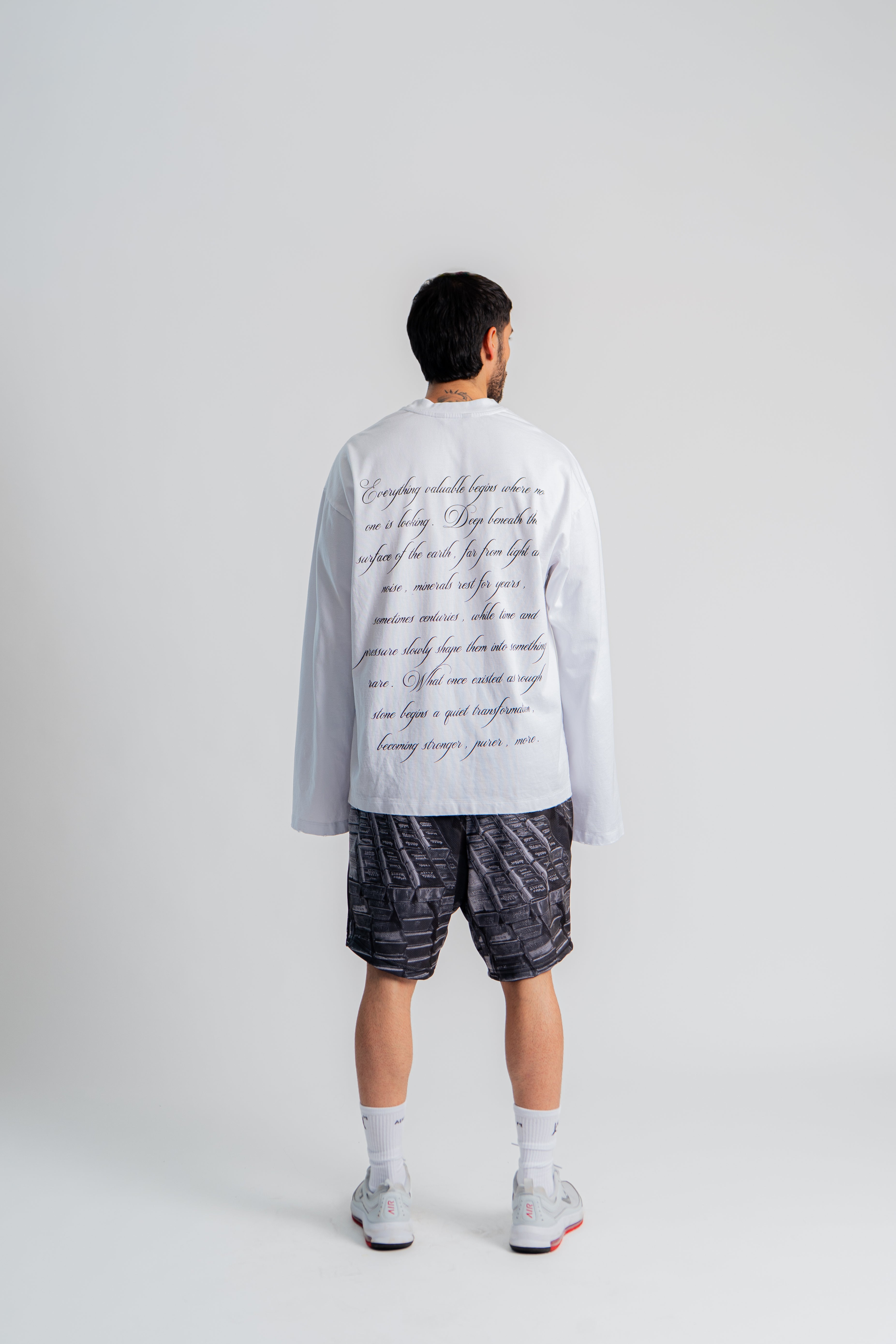 Bell Seams Oversized T-Shirt Marfil en modelo — AURUM 79