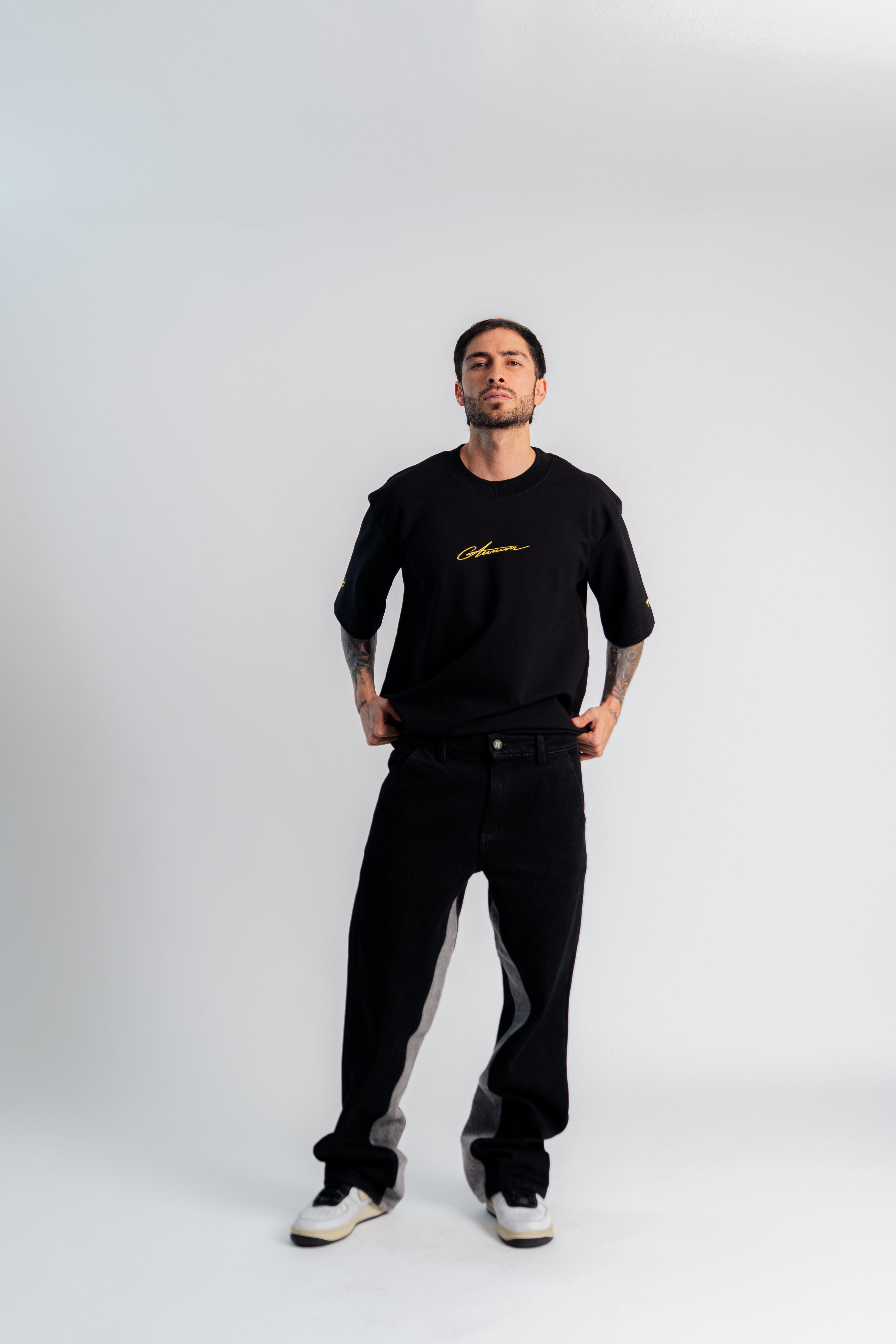 Black Gems Flared Jeans Negro en modelo — AURUM 79