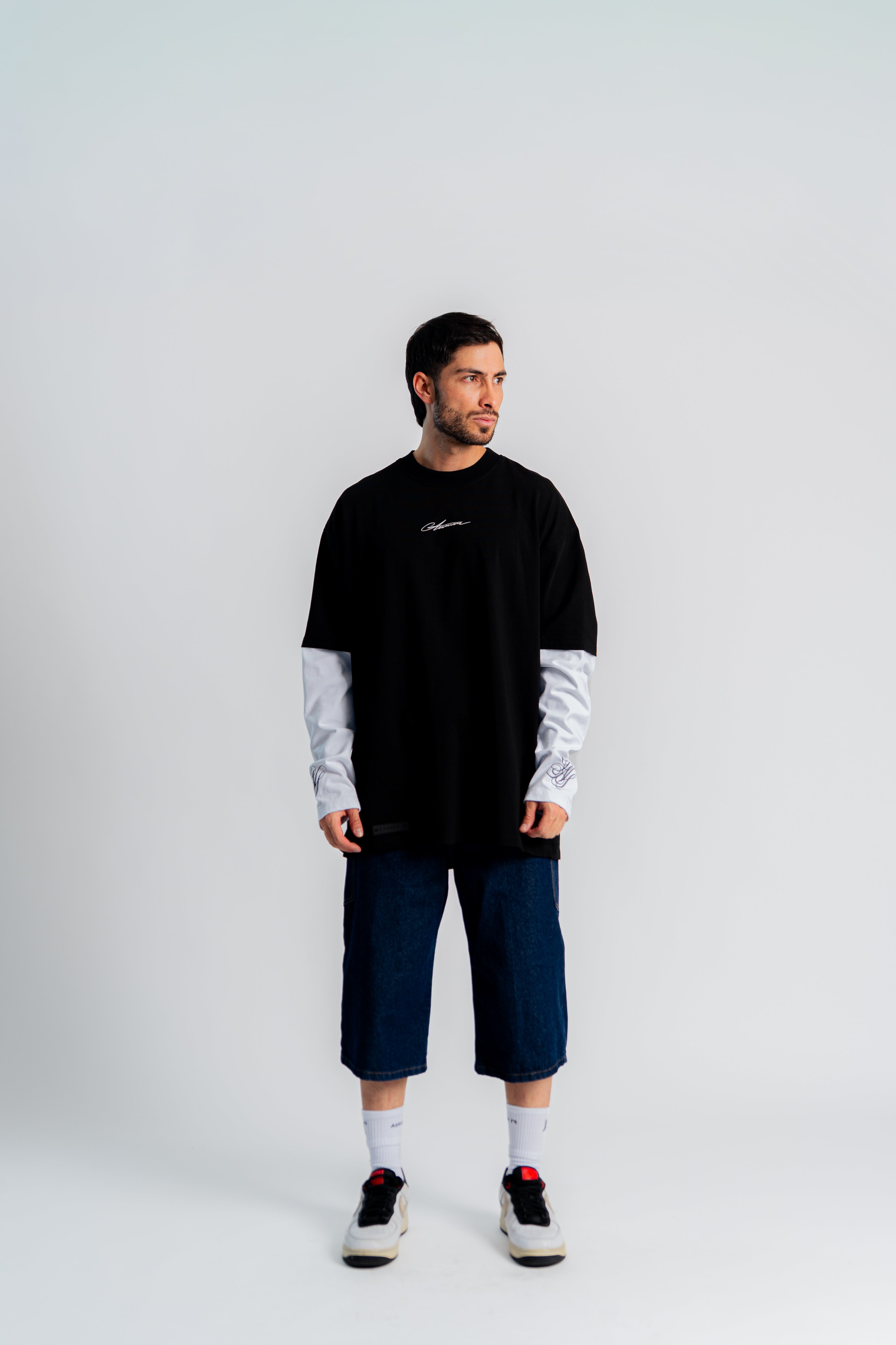 Double Gems Semi Oversized T-Shirt Negro/Blanco en modelo — AURUM 79