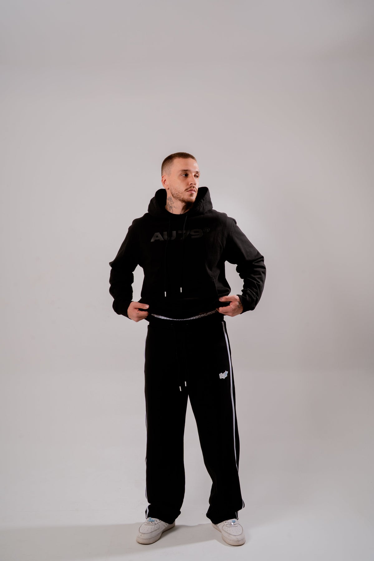Double Time Loose Fit Fleece Negro en modelo — AURUM 79