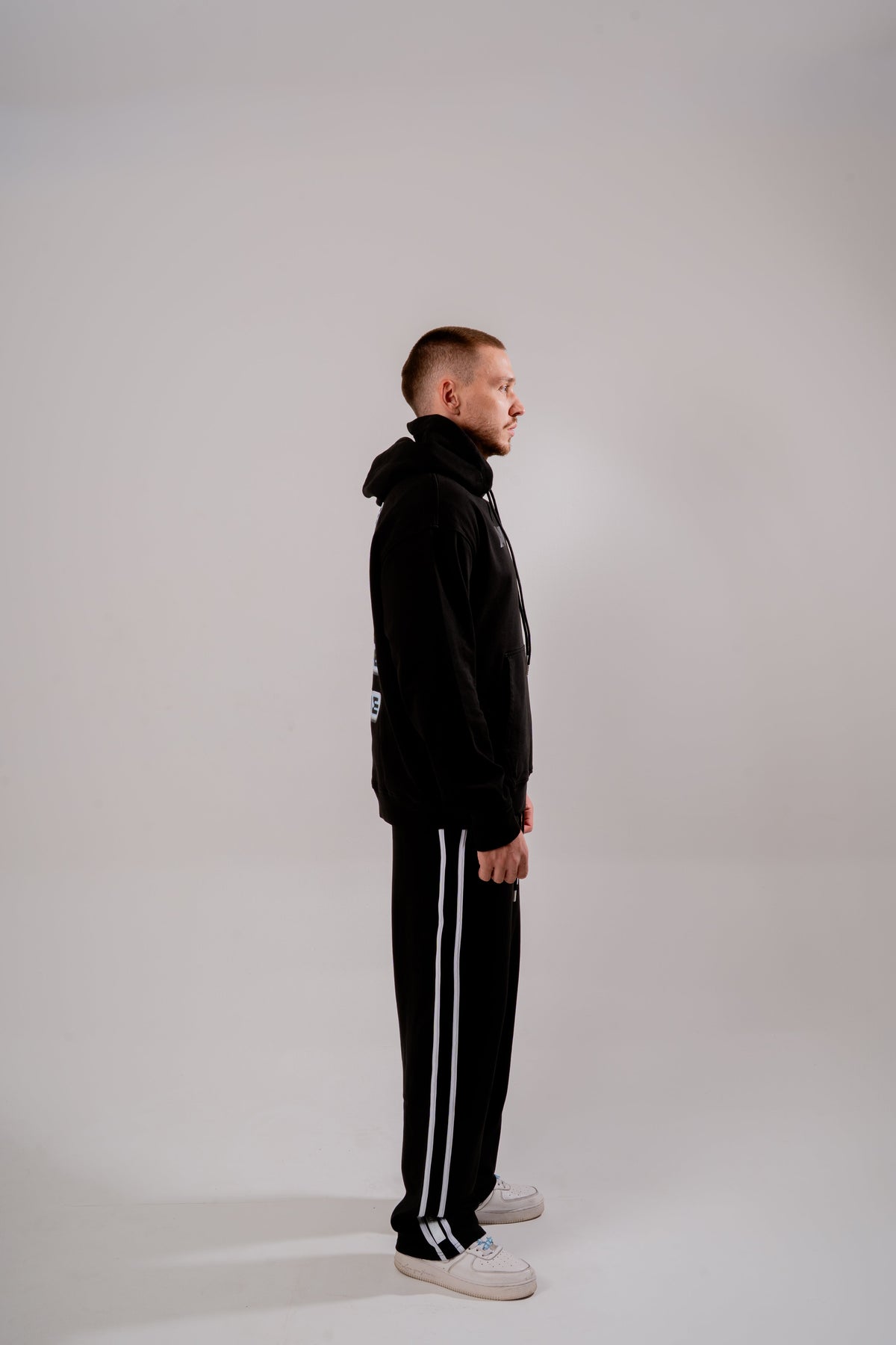 Double Time Loose Fit Fleece Negro en modelo — AURUM 79
