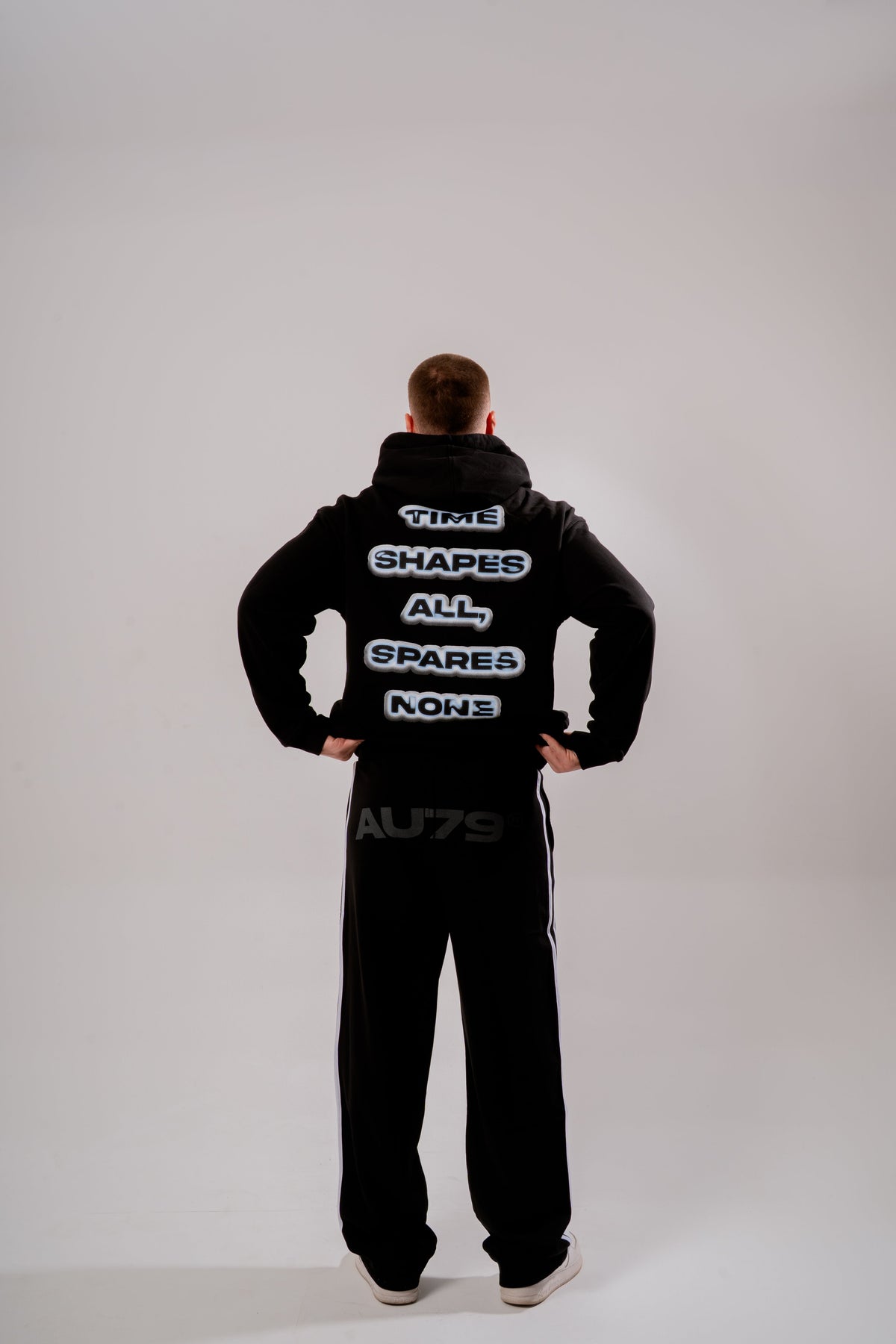 Double Time Loose Fit Fleece Negro en modelo — AURUM 79