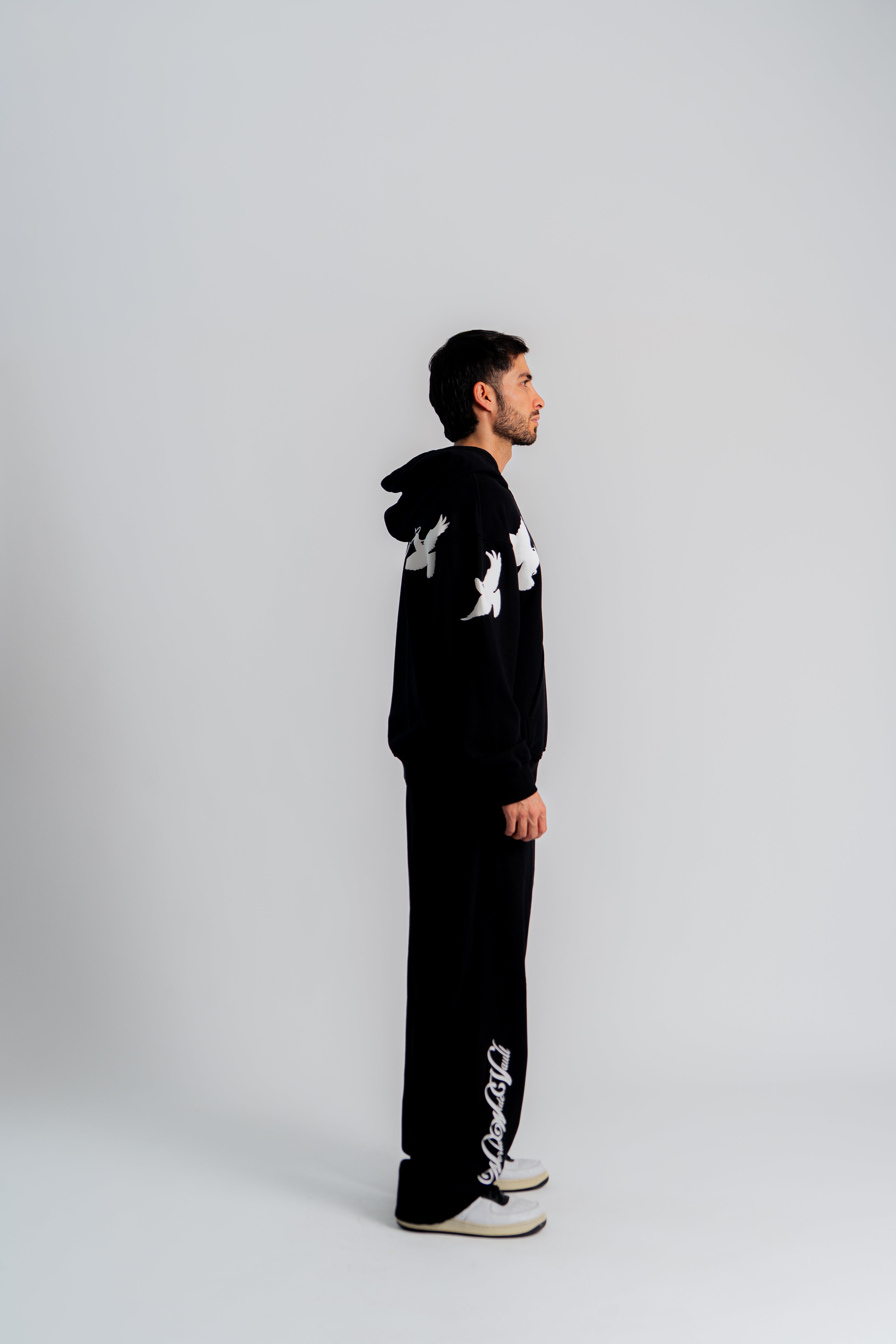 Flying Pigeons Loose Fit Fleece Negro en modelo — AURUM 79