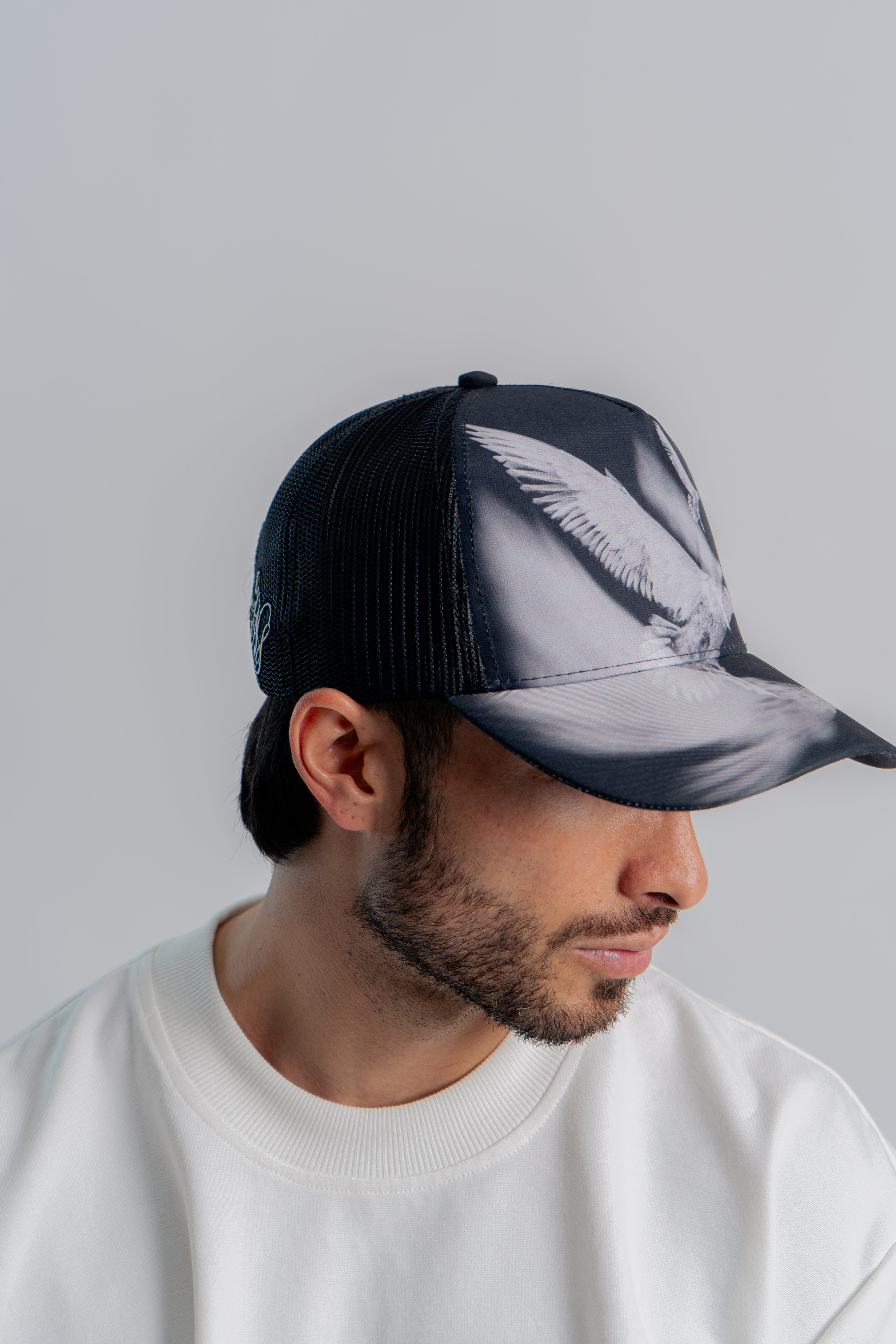 Flying Pigeons Trucker Cap Negro en modelo — AURUM 79