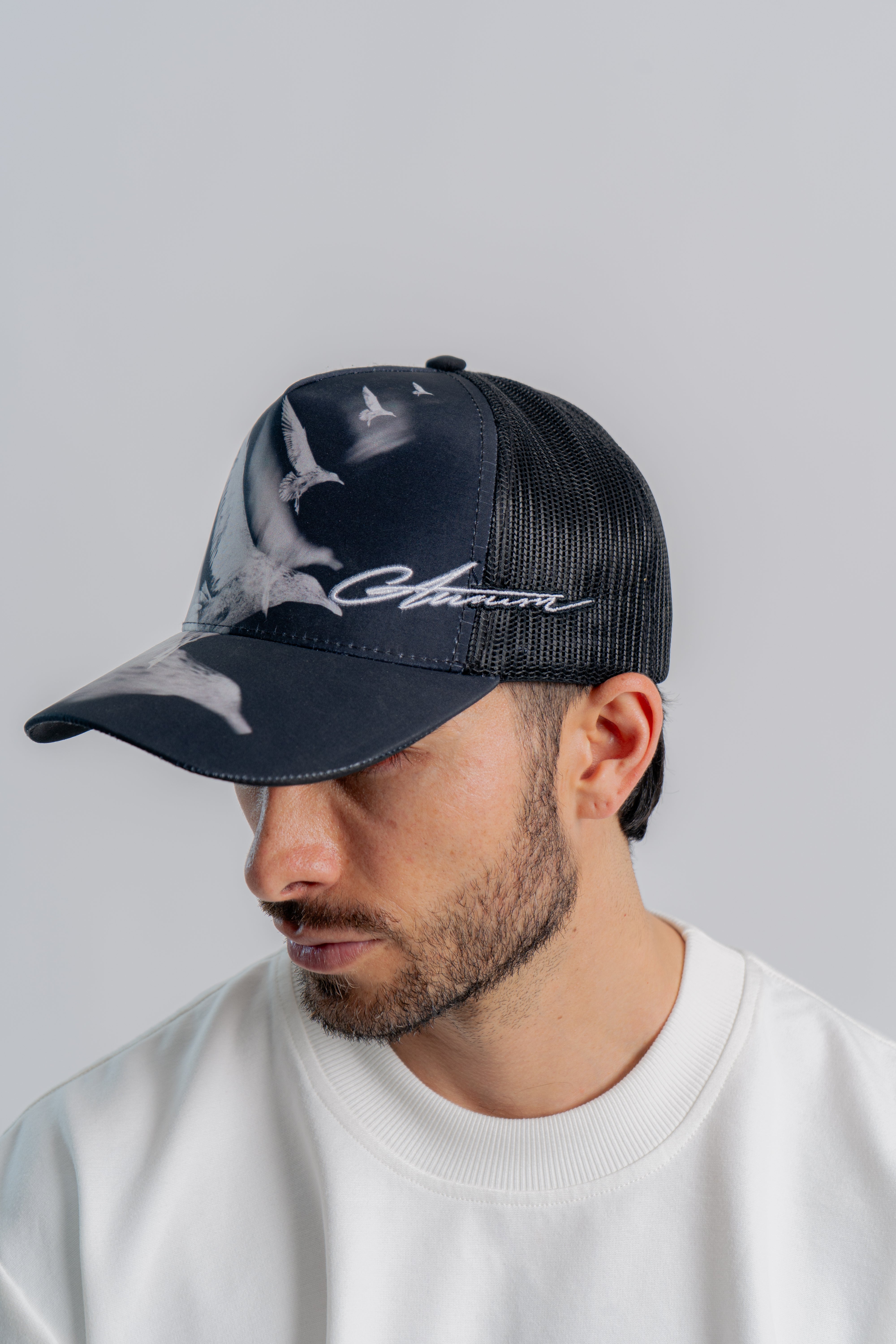Flying Pigeons Trucker Cap Negro en modelo — AURUM 79