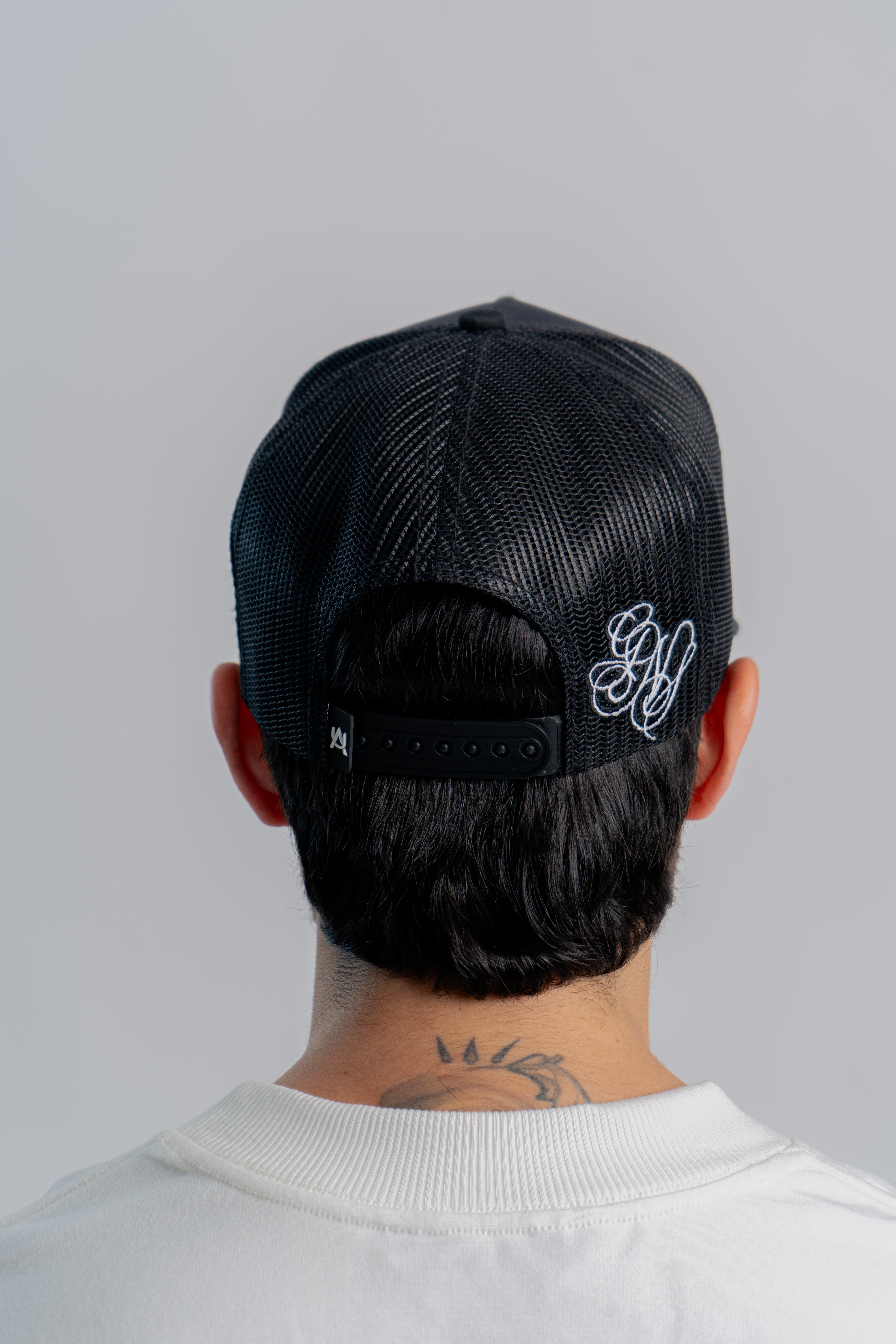 Flying Pigeons Trucker Cap Negro en modelo — AURUM 79