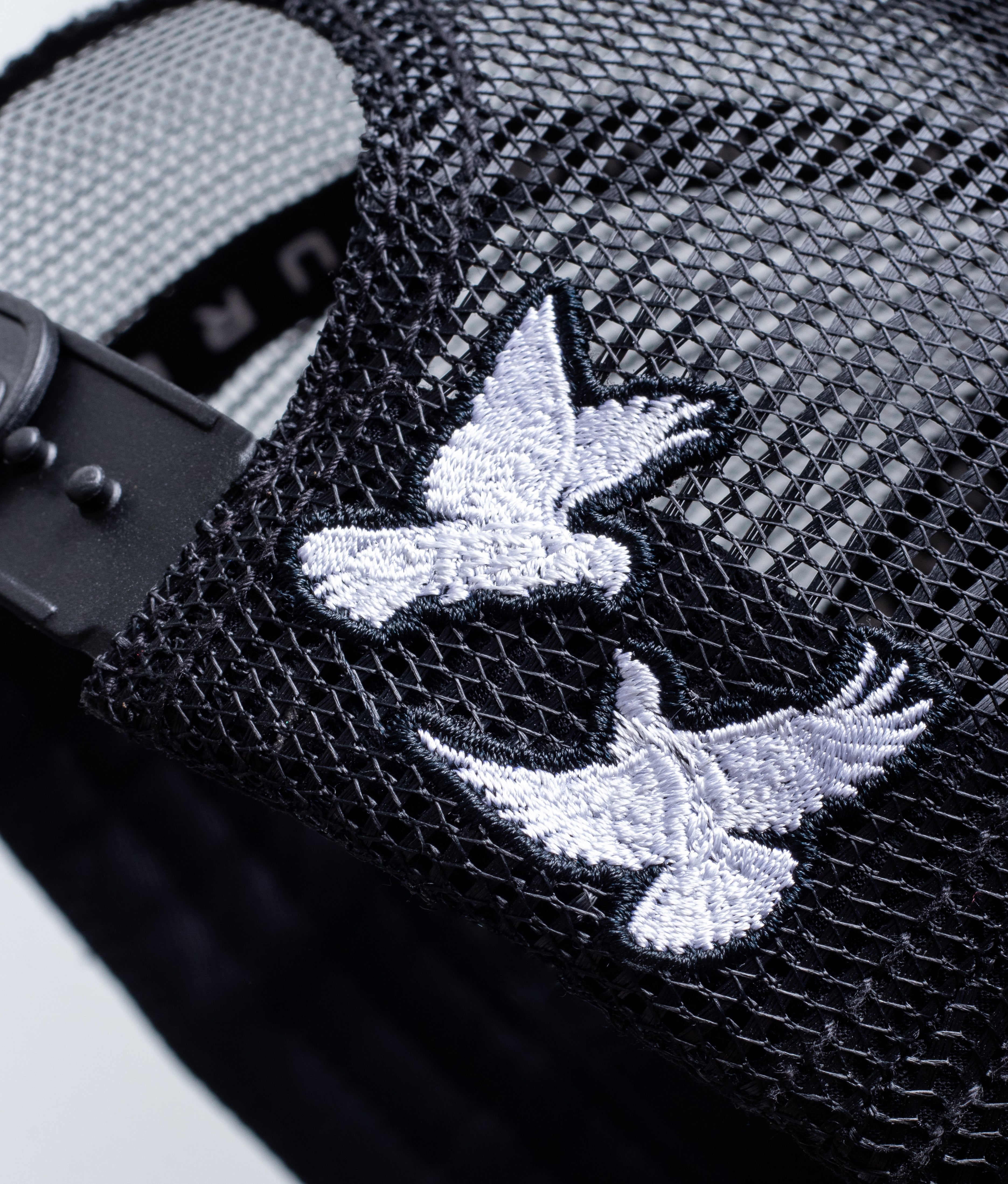 Flying Pigeons Trucker Cap Negro — AURUM 79