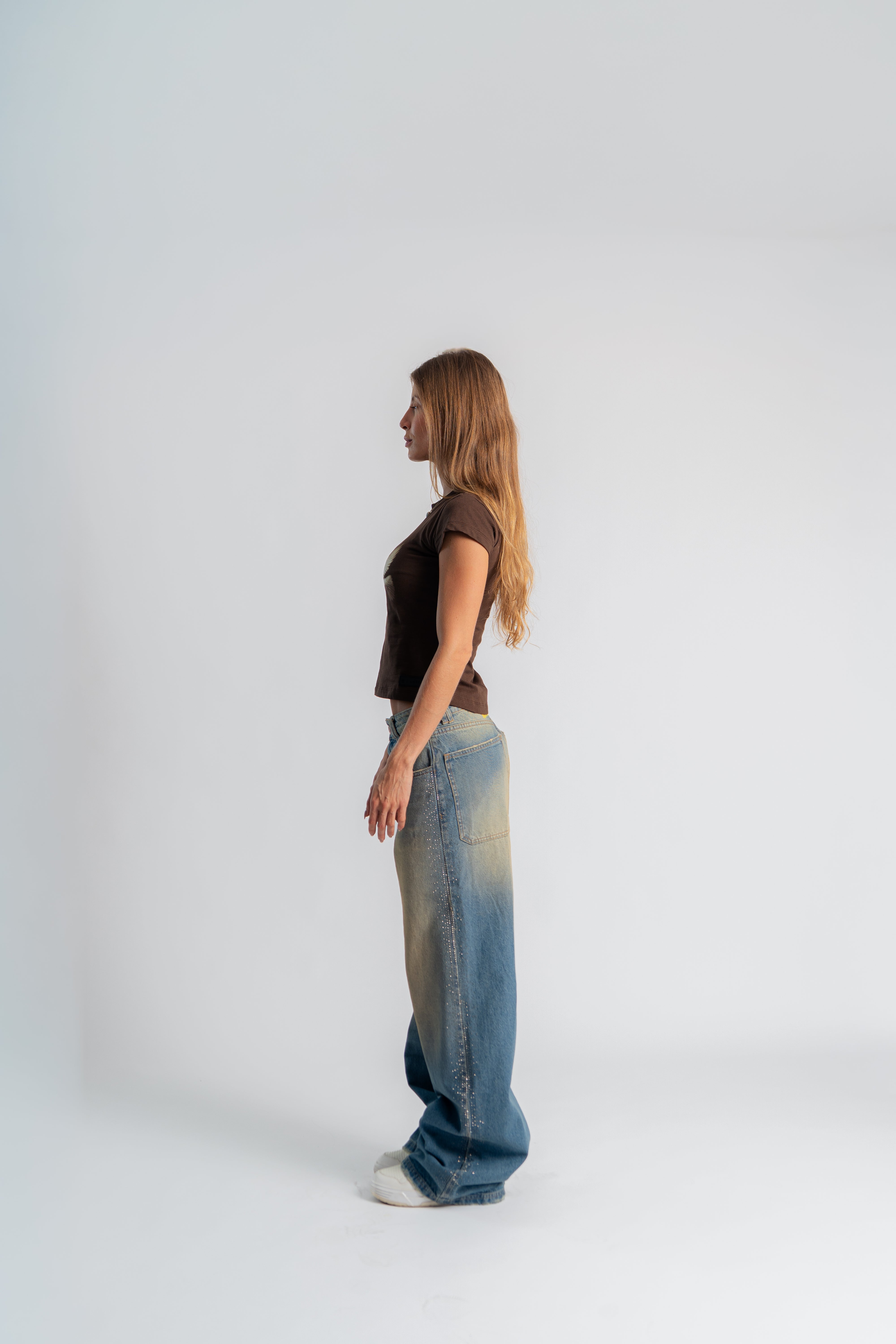 G&S Slim Baby Tee Café en modelo — AURUM 79