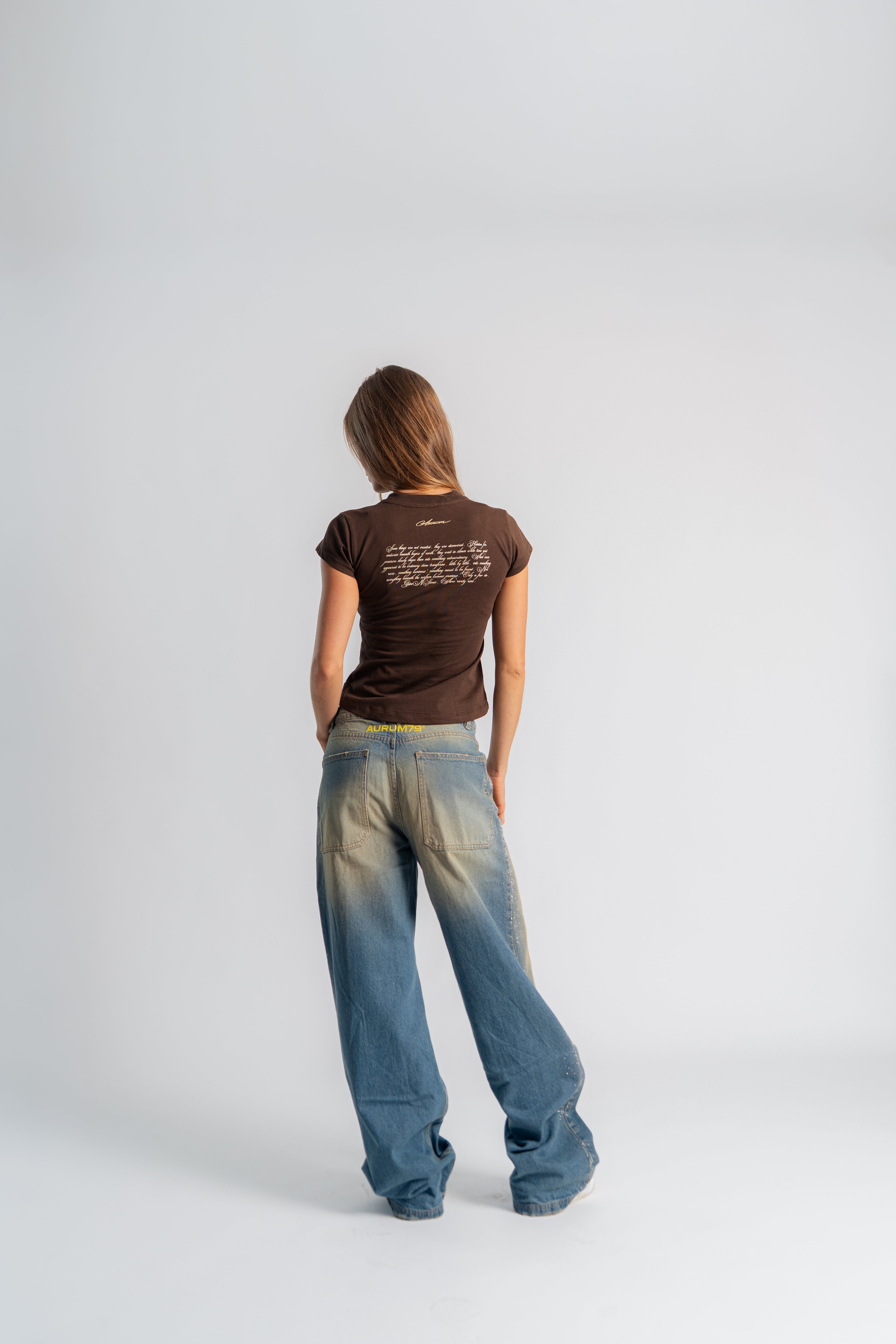 G&S Slim Baby Tee Café en modelo — AURUM 79