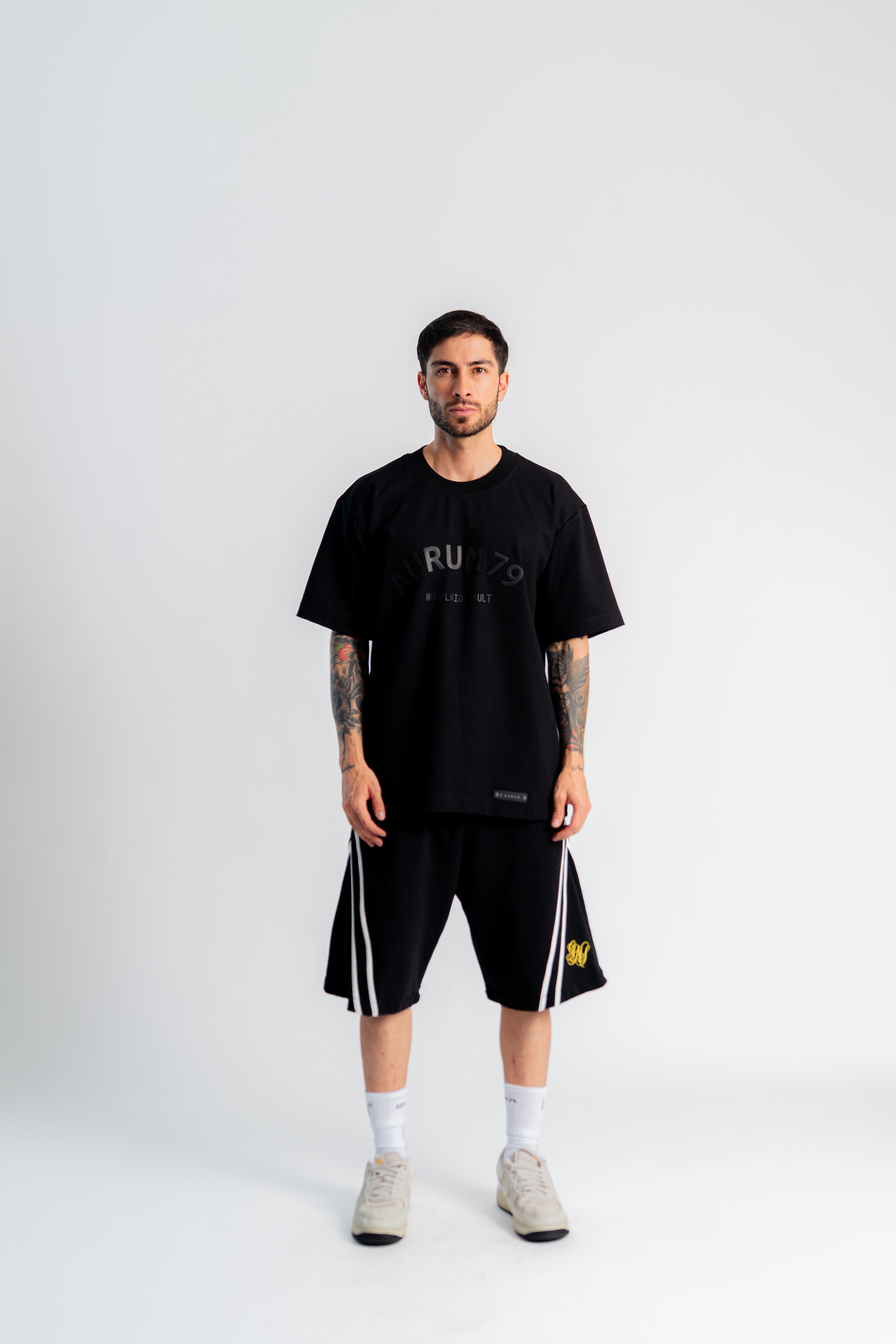 Gems B2B Oversized T-Shirt Negro en modelo — AURUM 79