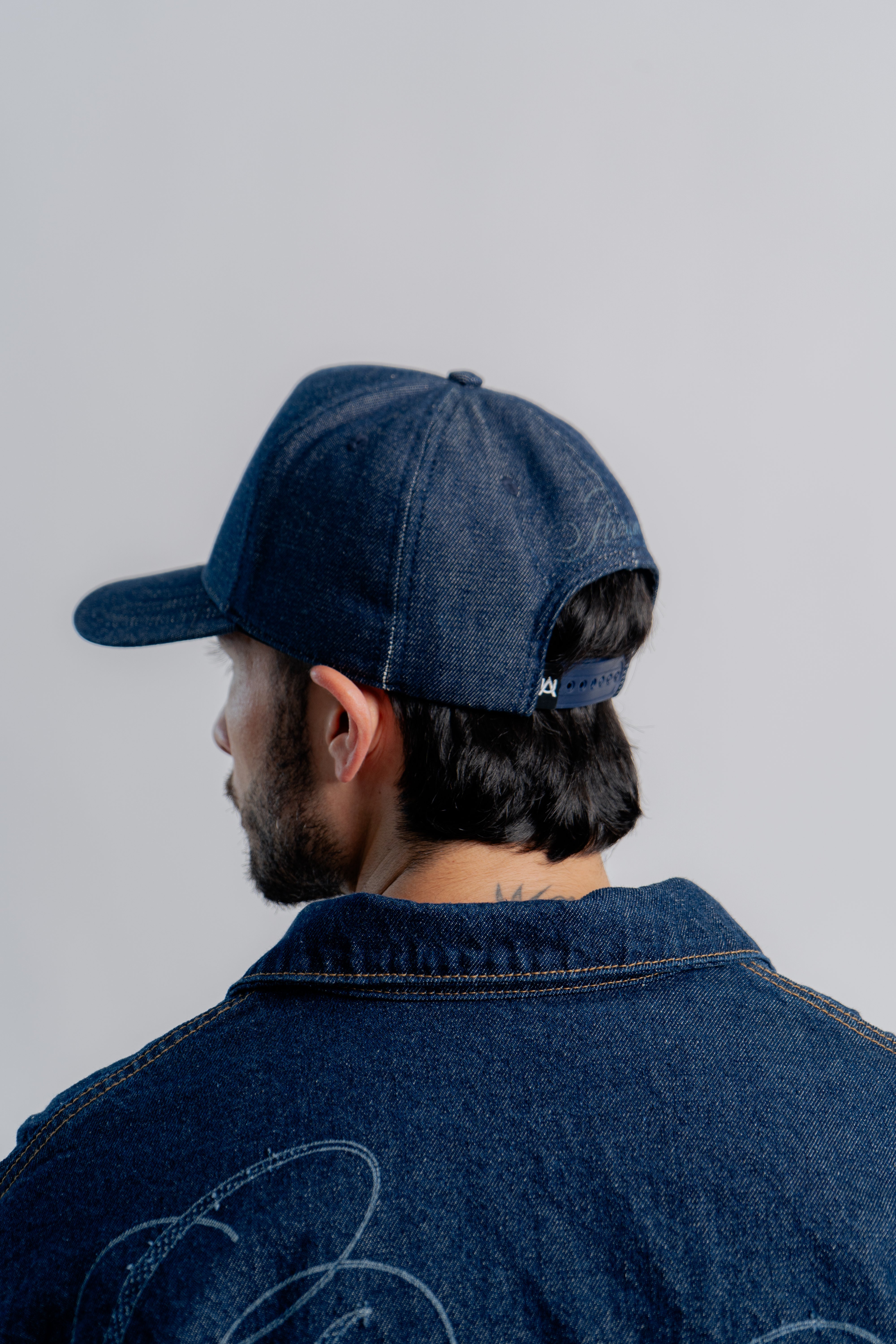 Gems Indigo Cap Azul en modelo — AURUM 79