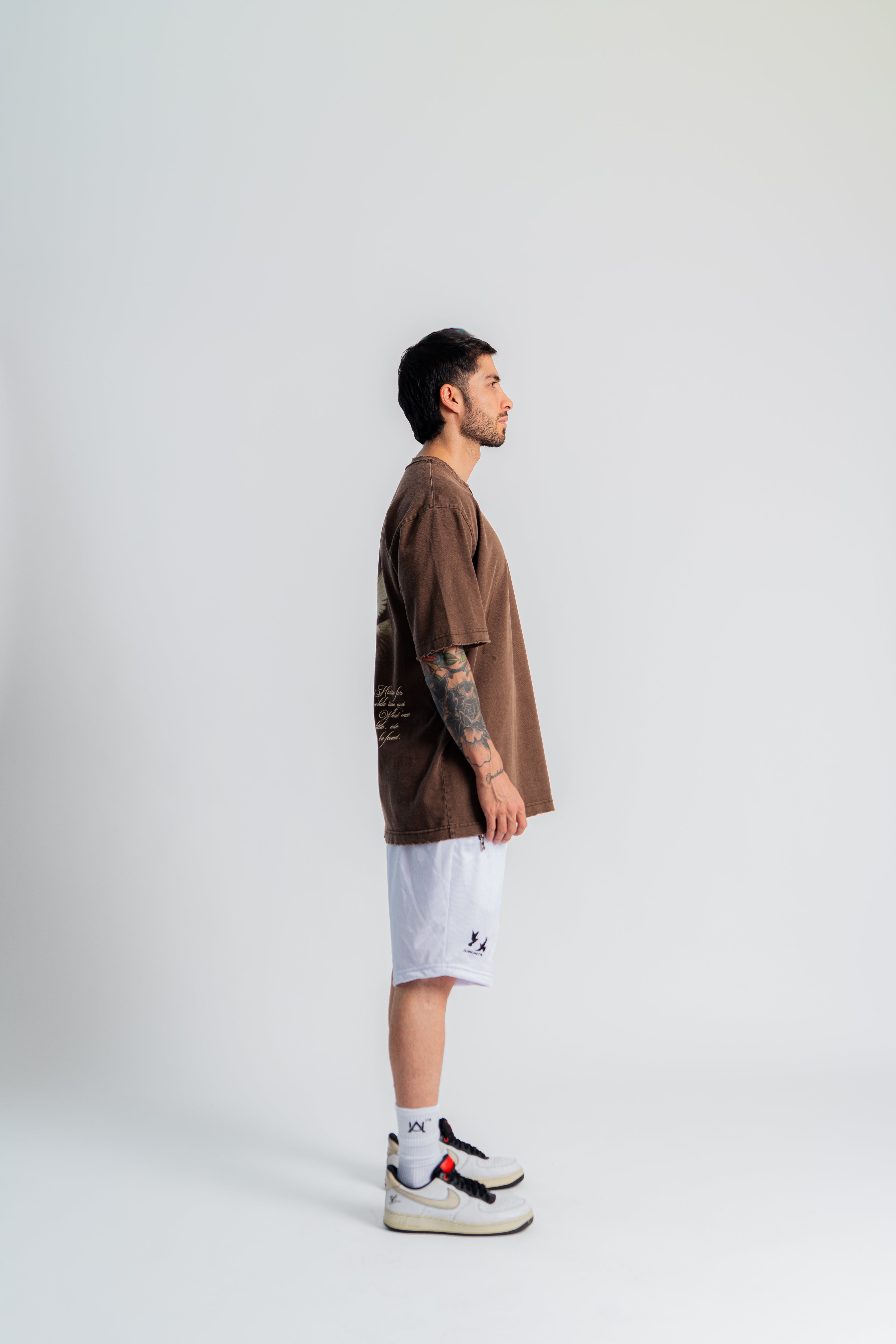 Gems Pigeons Oversized T-Shirt Café en modelo — AURUM 79