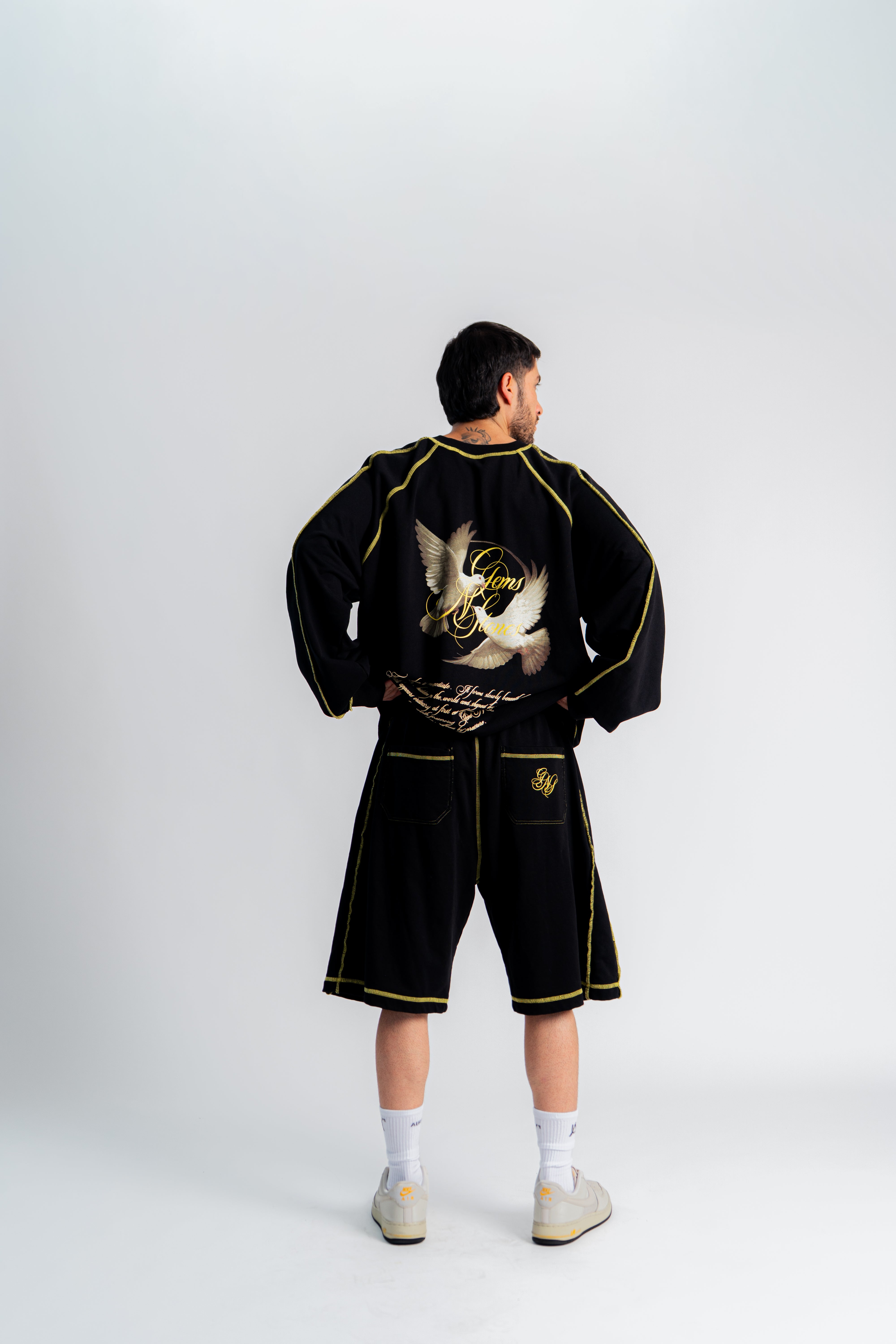 Gems Seams Loose Fit Shorts Negro en modelo — AURUM 79