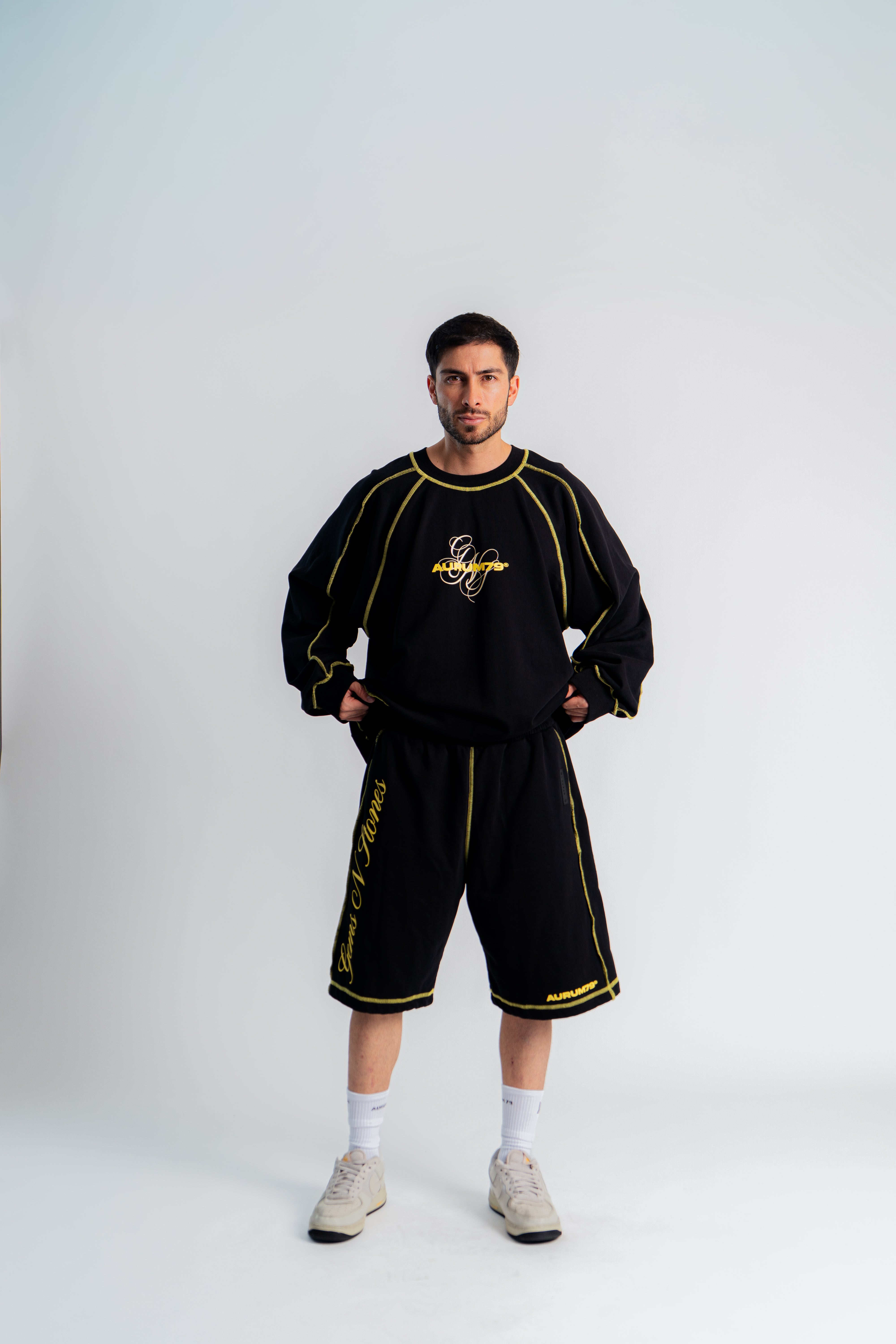 Gems Seams Loose Fit Shorts Negro en modelo — AURUM 79