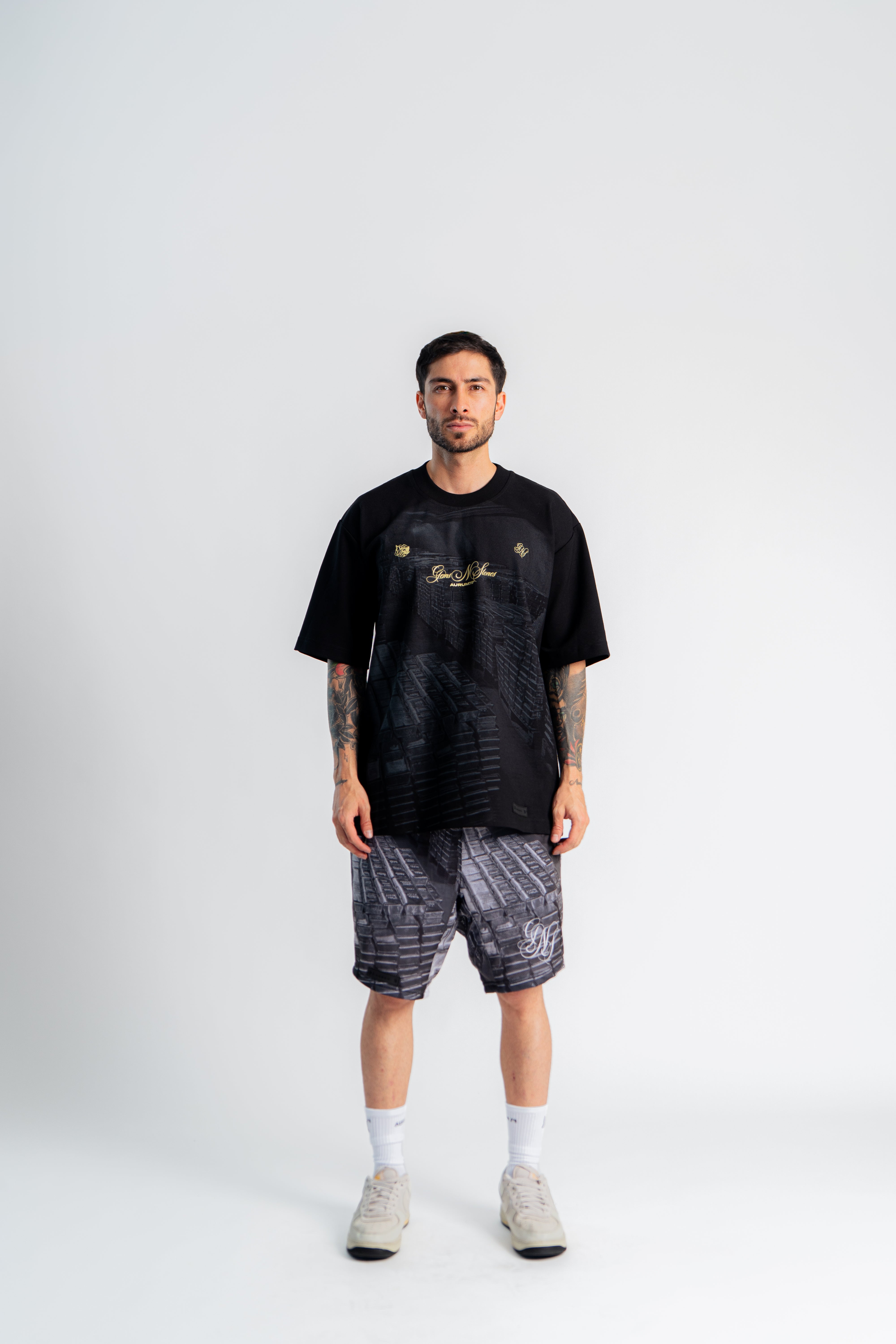 Gold Vault Oversized T-Shirt Negro en modelo — AURUM 79