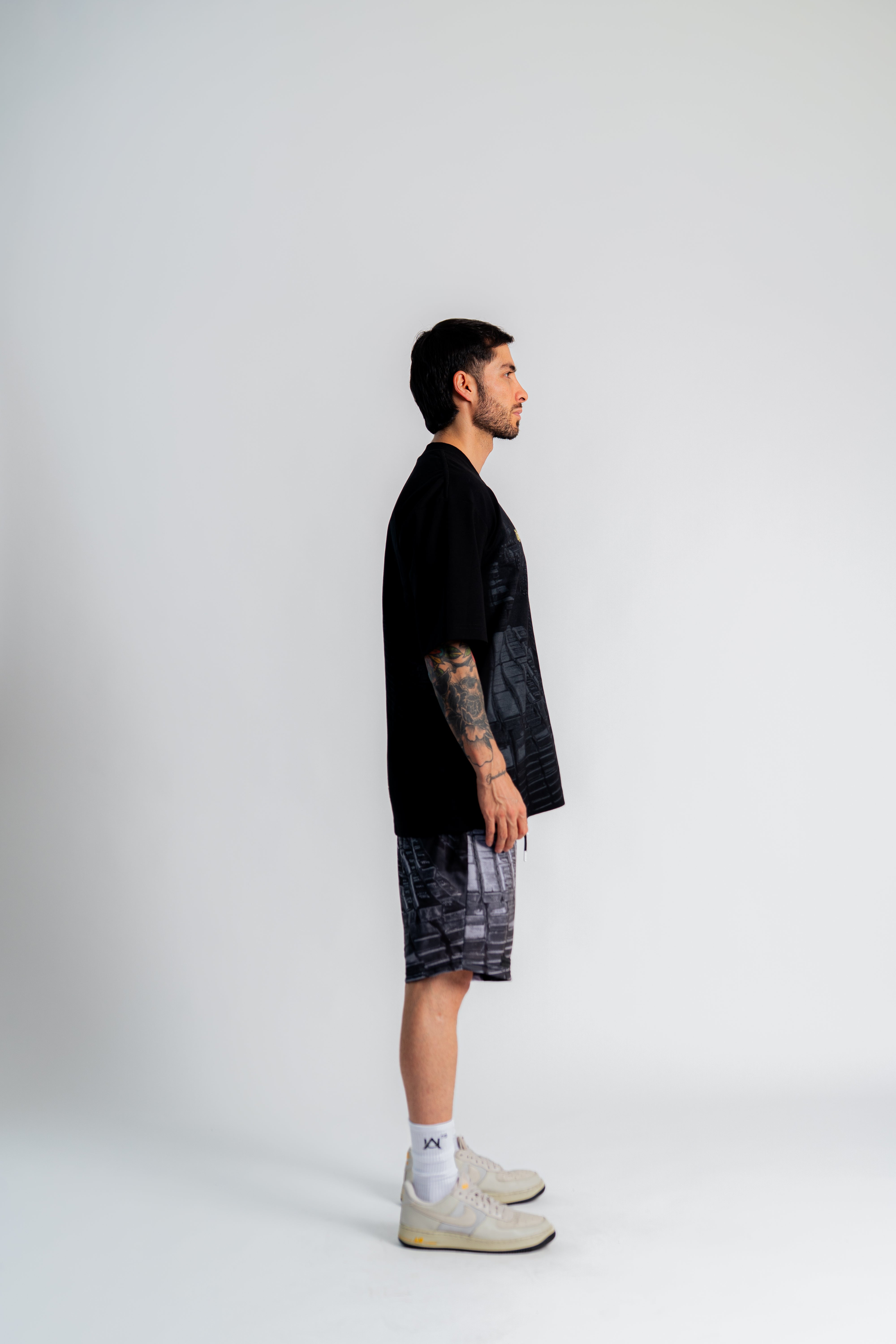 Gold Vault Oversized T-Shirt Negro en modelo — AURUM 79