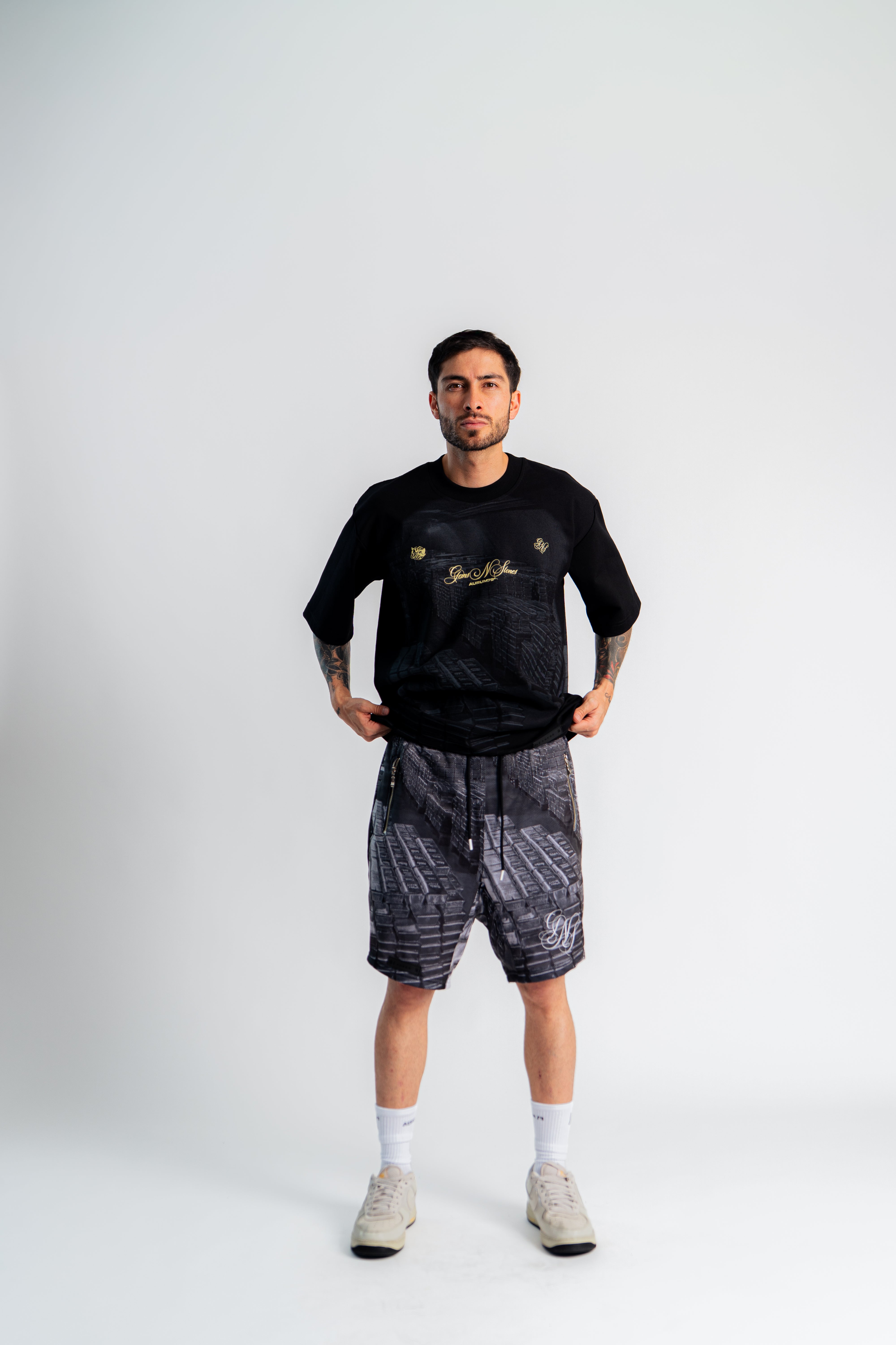 Gold Vault Shorts Negro en modelo — AURUM 79