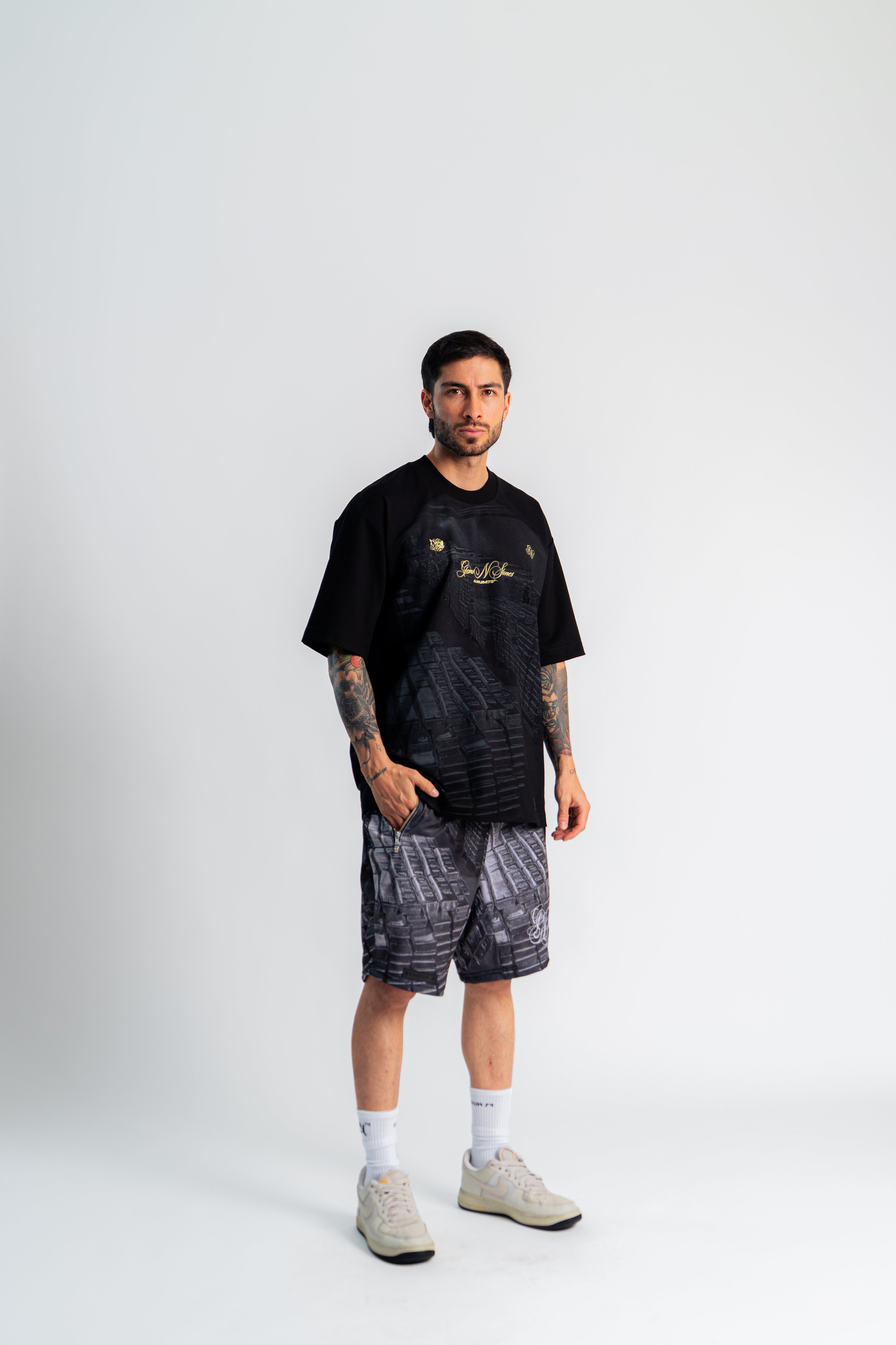 Gold Vault Shorts Negro en modelo — AURUM 79