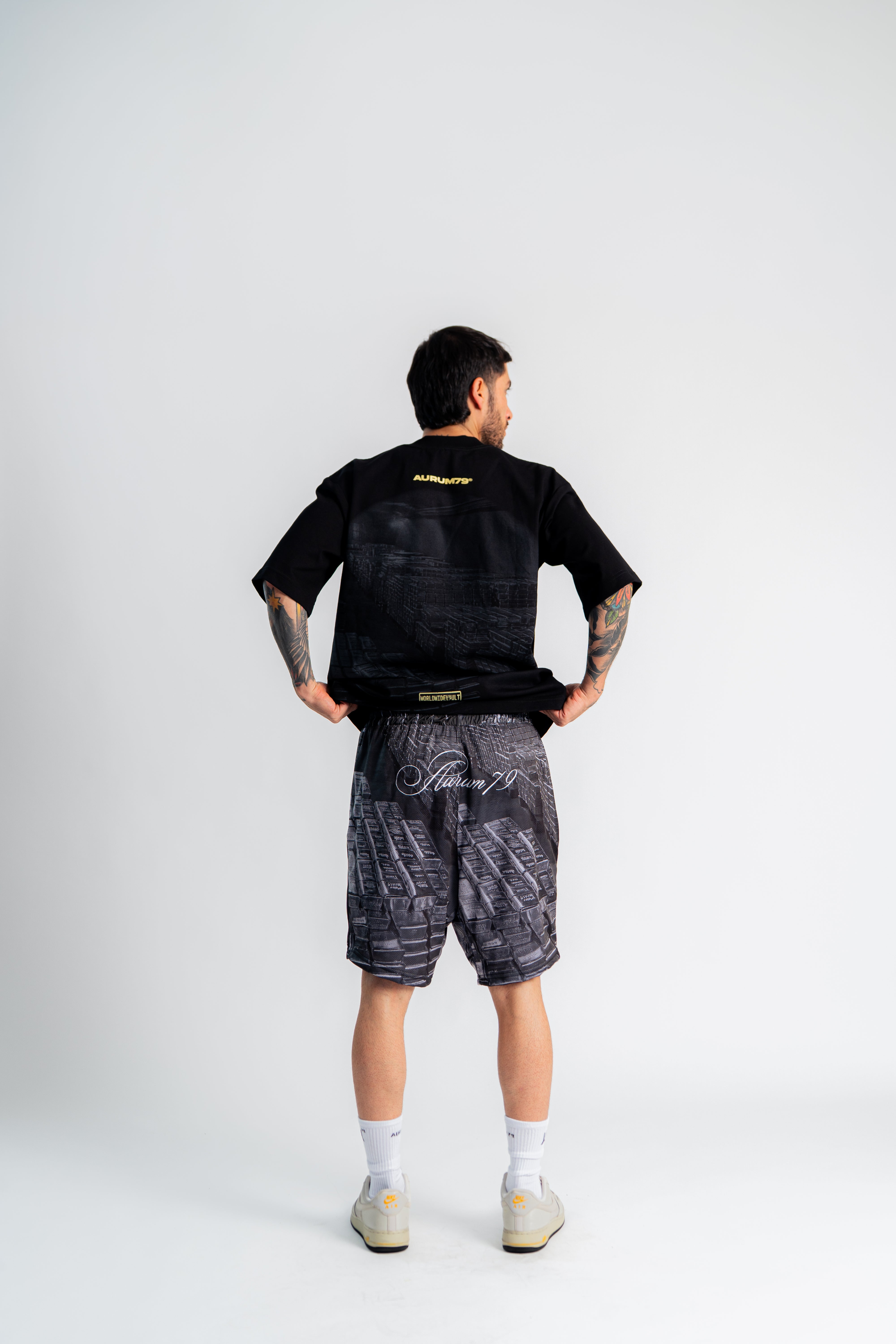 Gold Vault Shorts Negro en modelo — AURUM 79