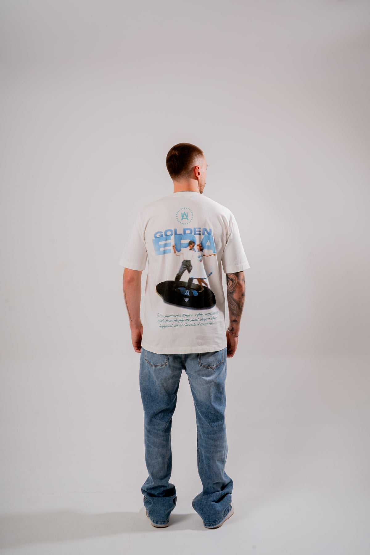 Golden Era Semi Oversized T-Shirt Marfil en modelo — AURUM 79