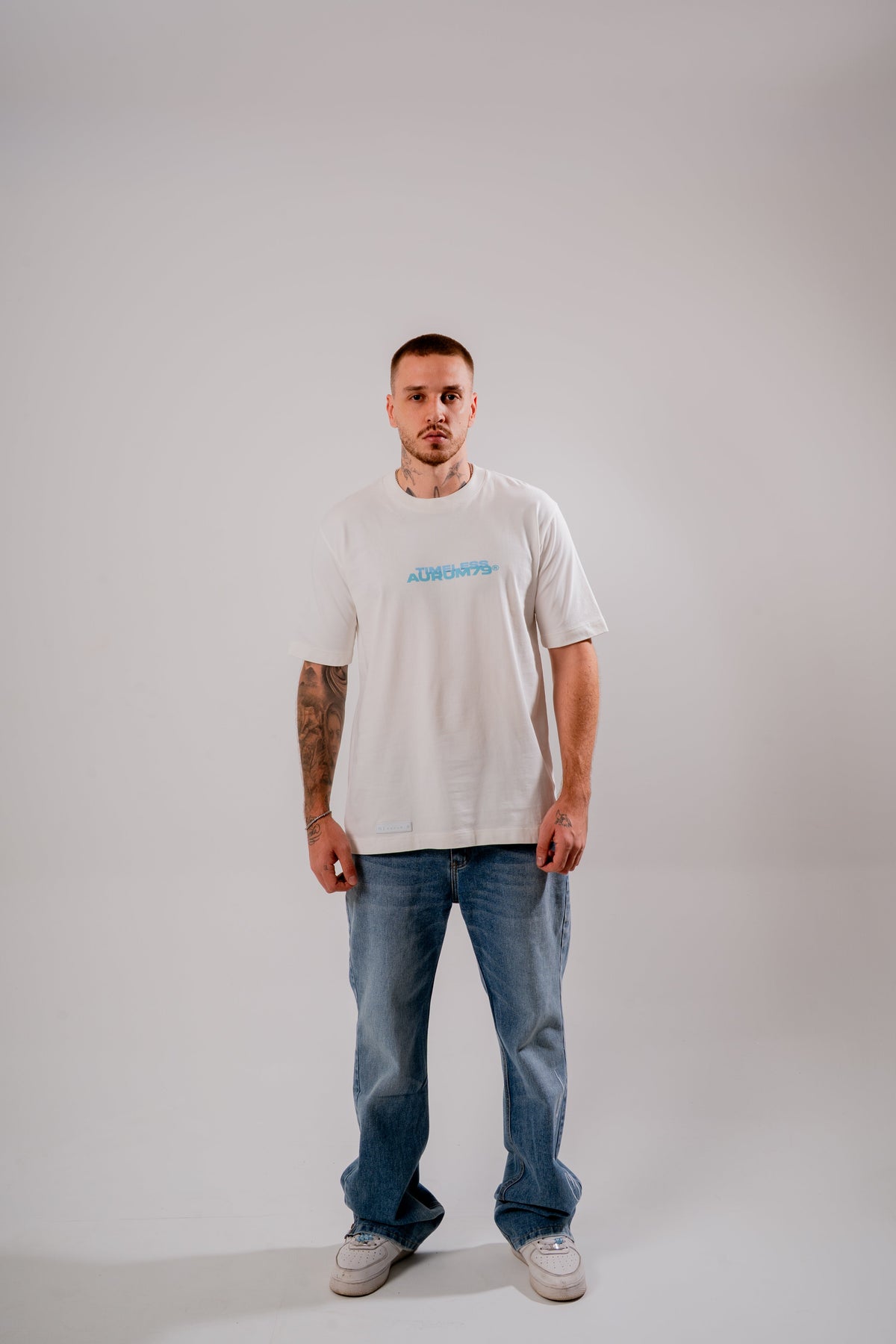 Golden Era Semi Oversized T-Shirt Marfil en modelo — AURUM 79