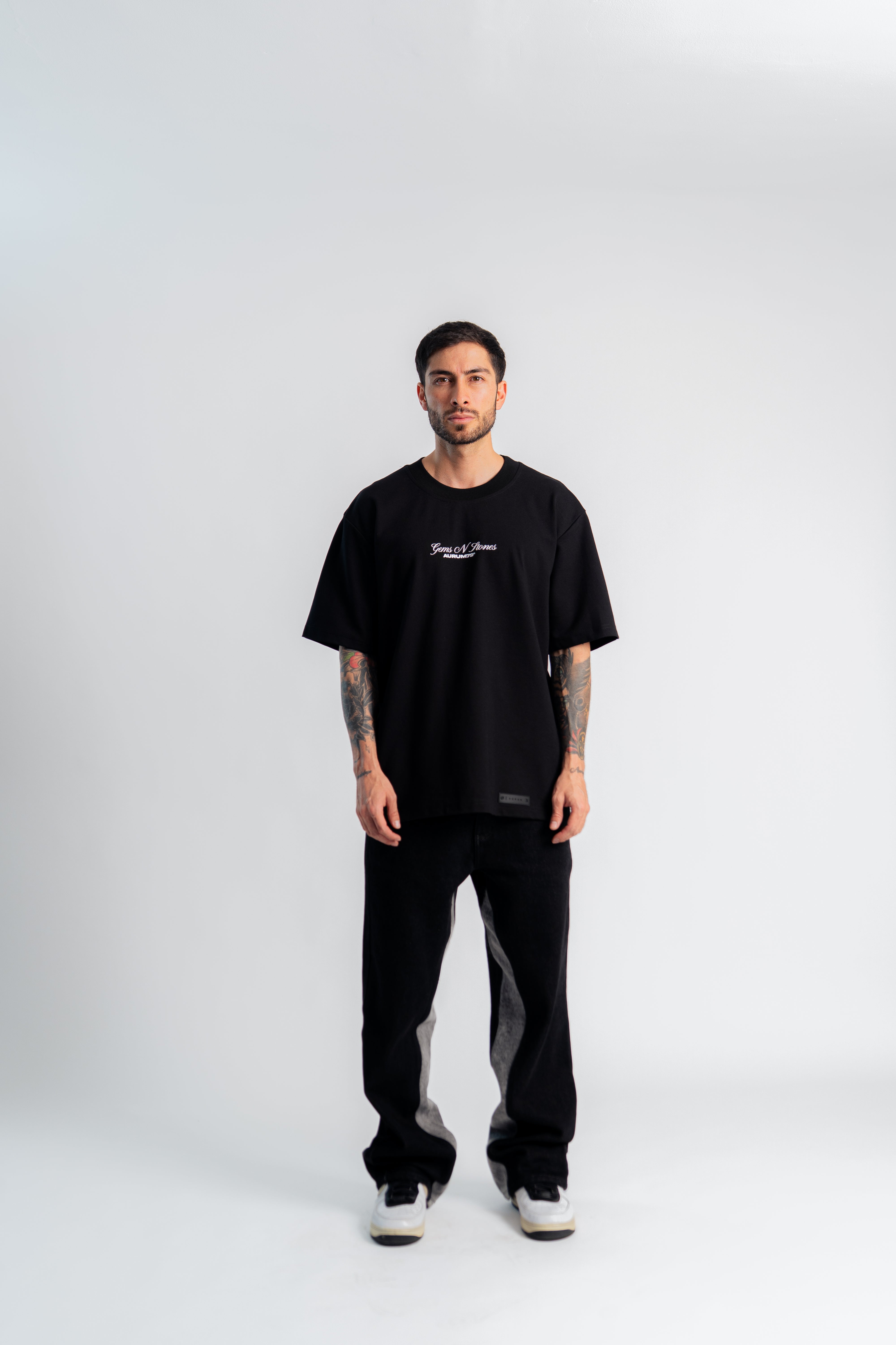 Grillz Teeth Oversized T-Shirt Negro en modelo — AURUM 79