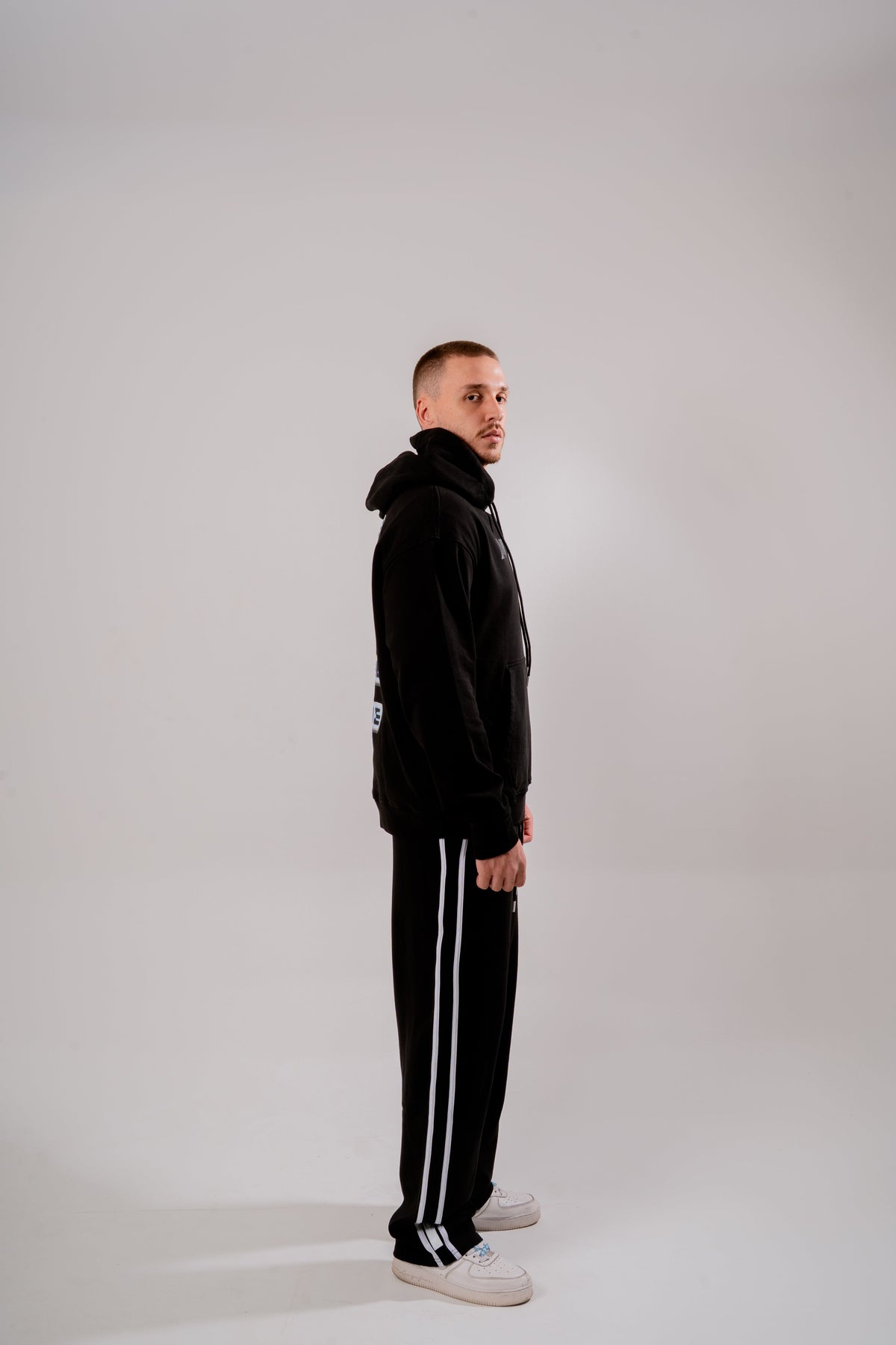 Hoodie Boxy Fit Timeless Negro en modelo — AURUM 79