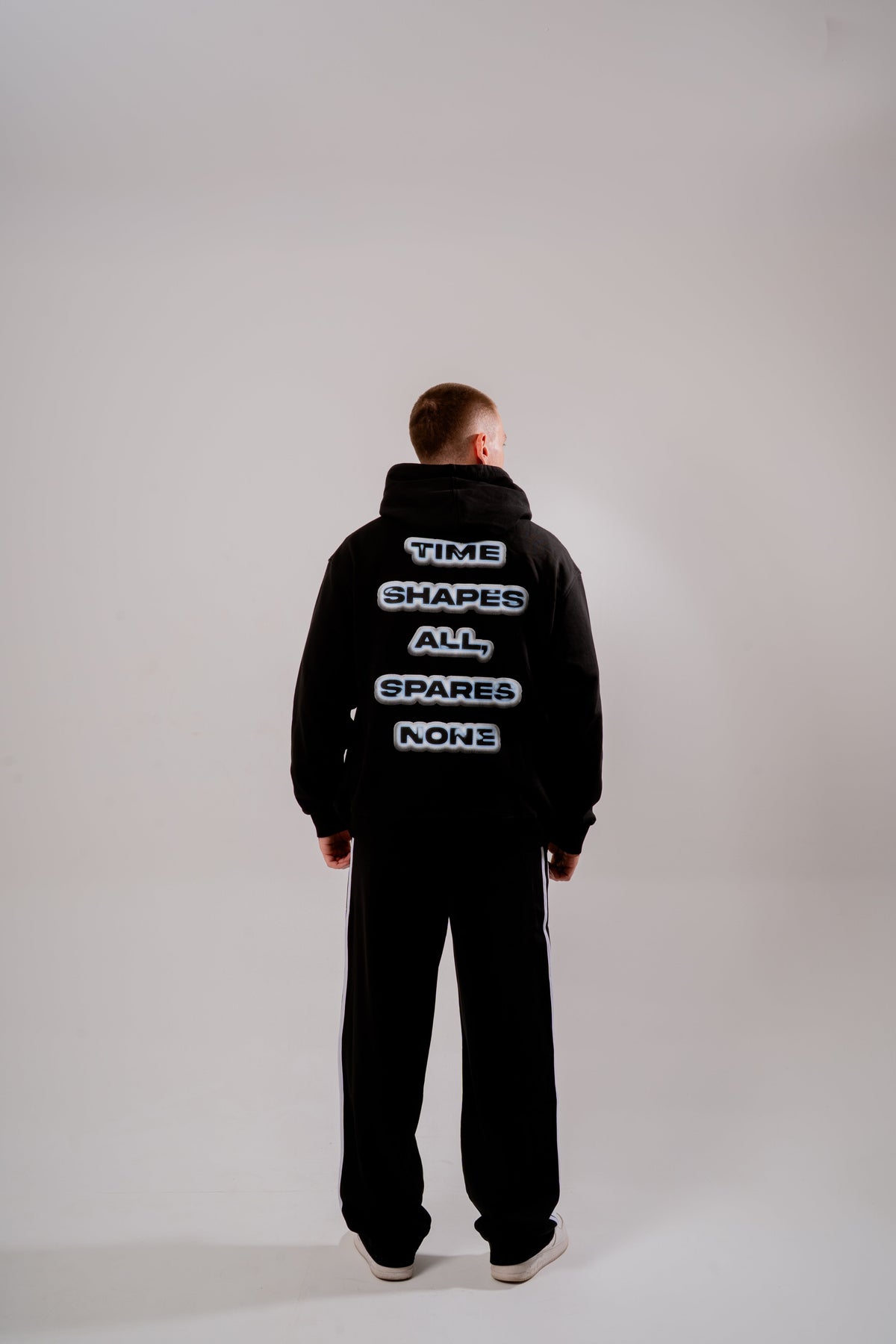 Hoodie Boxy Fit Timeless Negro en modelo — AURUM 79