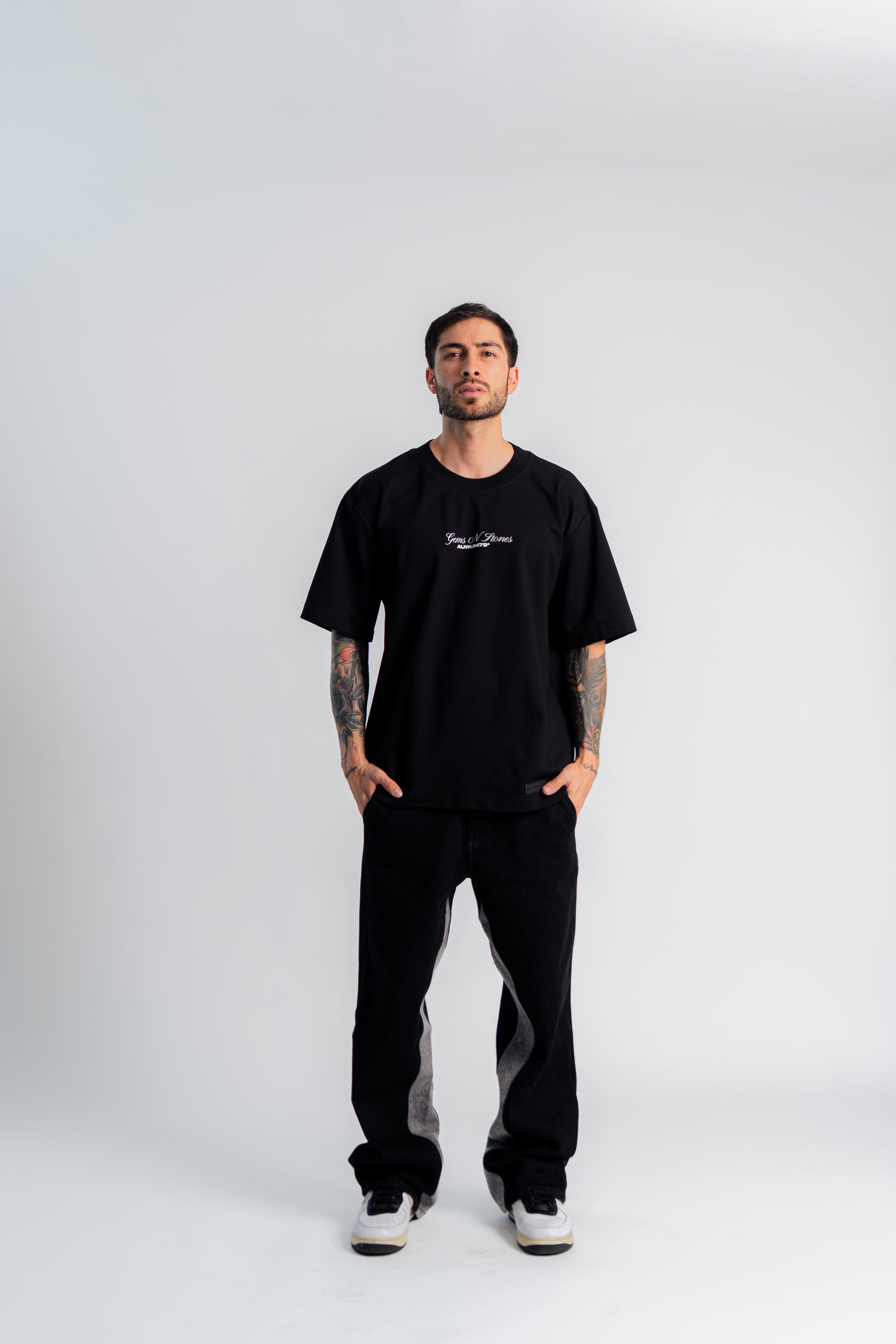 Ingot Oversized T-Shirt Negro en modelo — AURUM 79