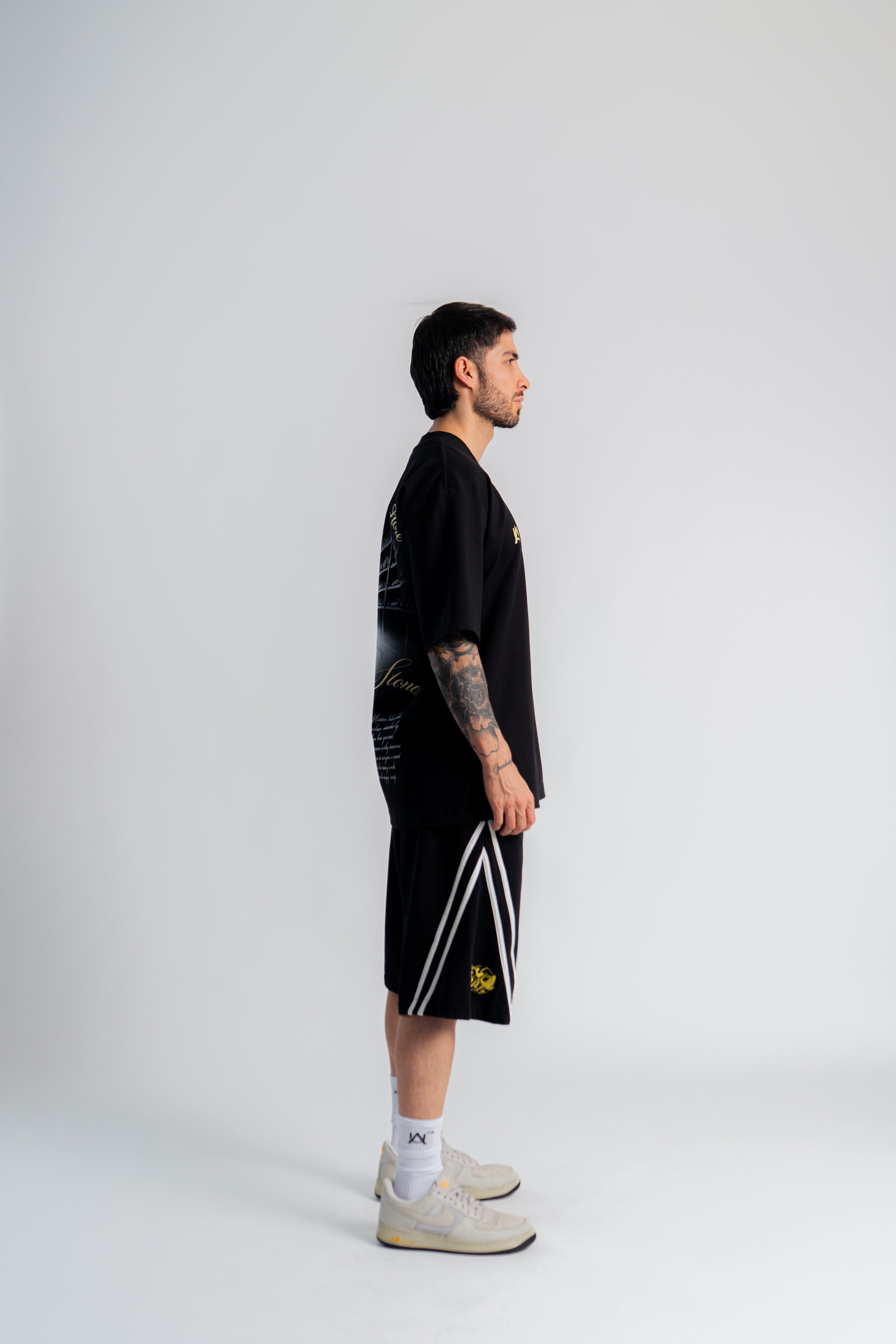 Jewerly Oversized T-Shirt Negro en modelo — AURUM 79