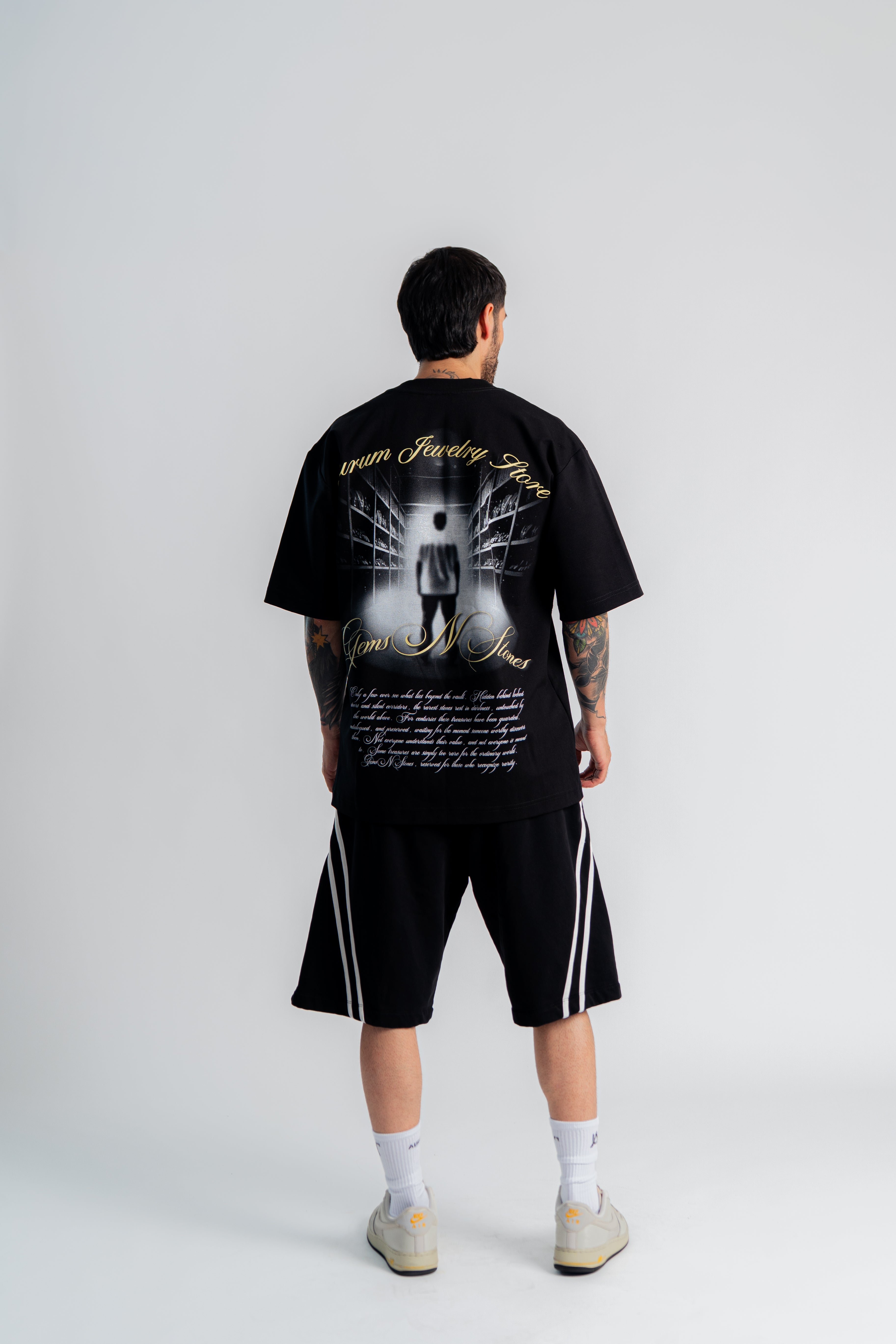 Jewerly Oversized T-Shirt Negro en modelo — AURUM 79