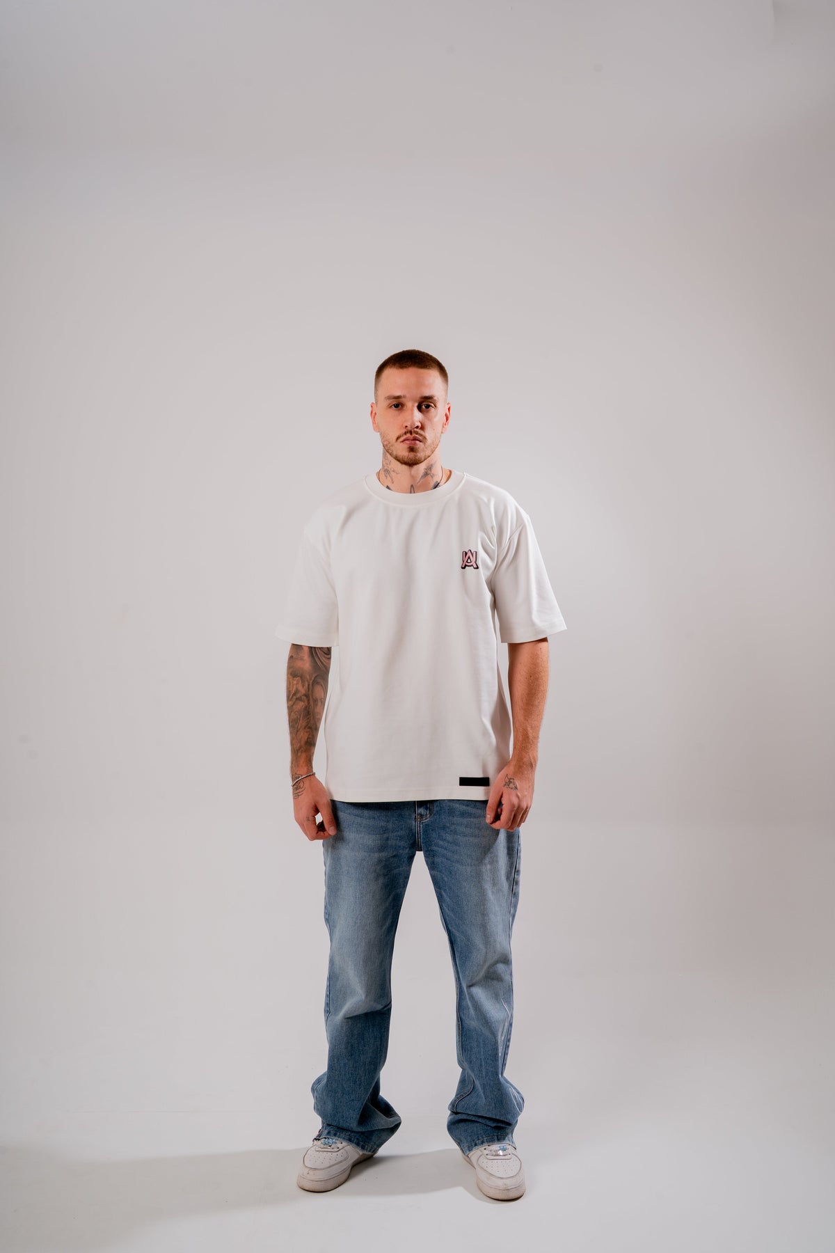 Magazine Oversized T-shirt Marfil en modelo — AURUM 79