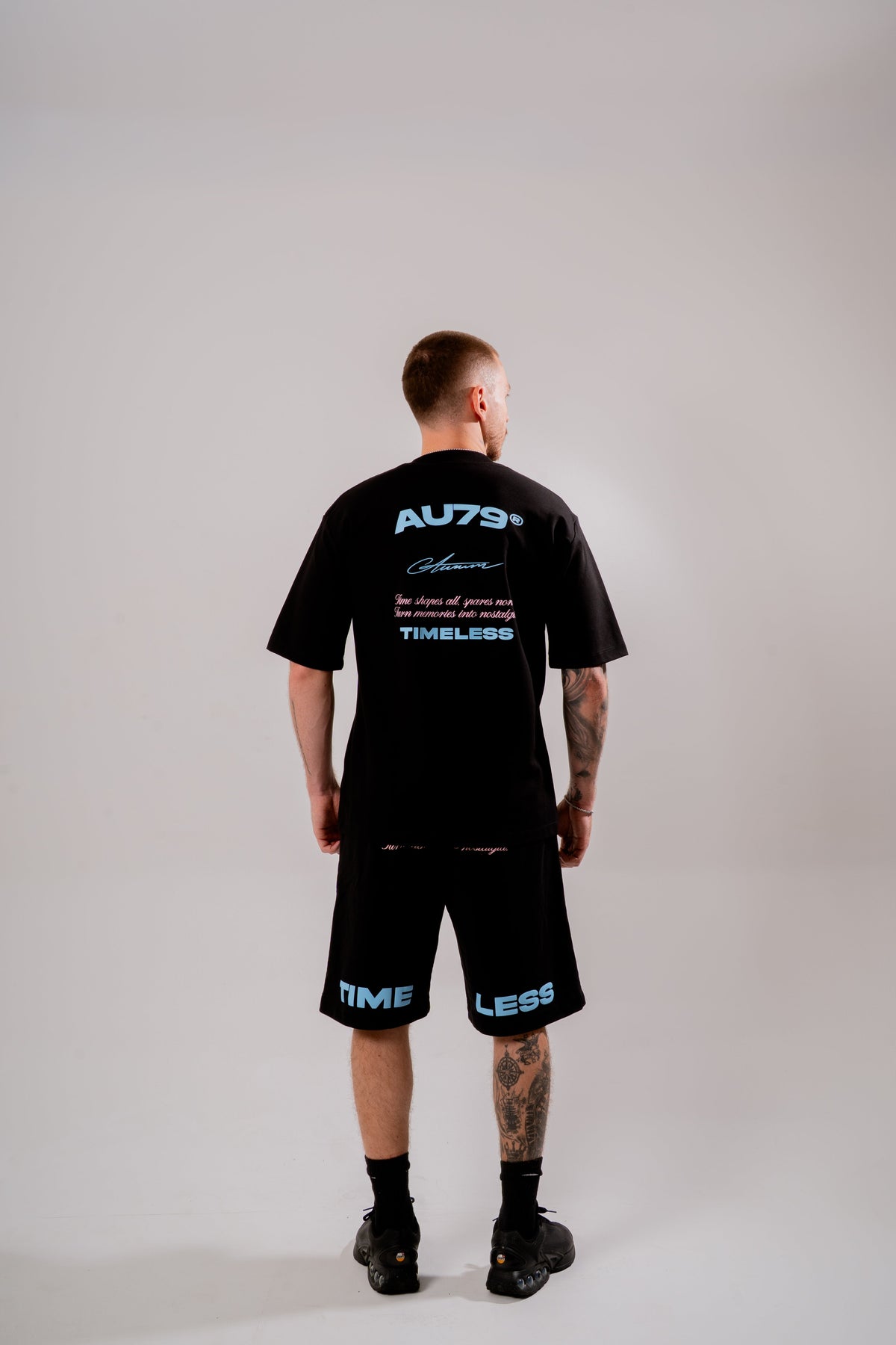 Memories Oversized T-Shirt Negro en modelo — AURUM 79
