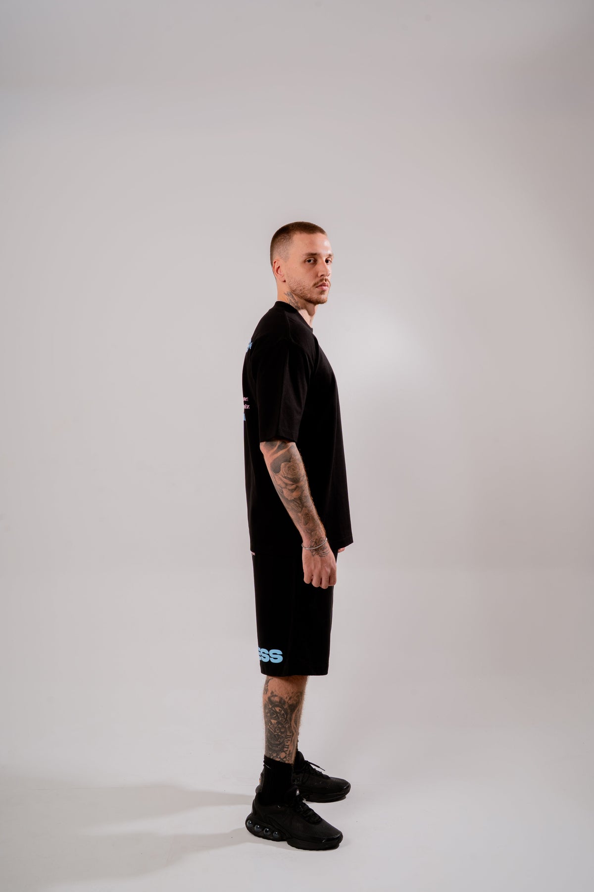 Memories Oversized T-Shirt Negro en modelo — AURUM 79
