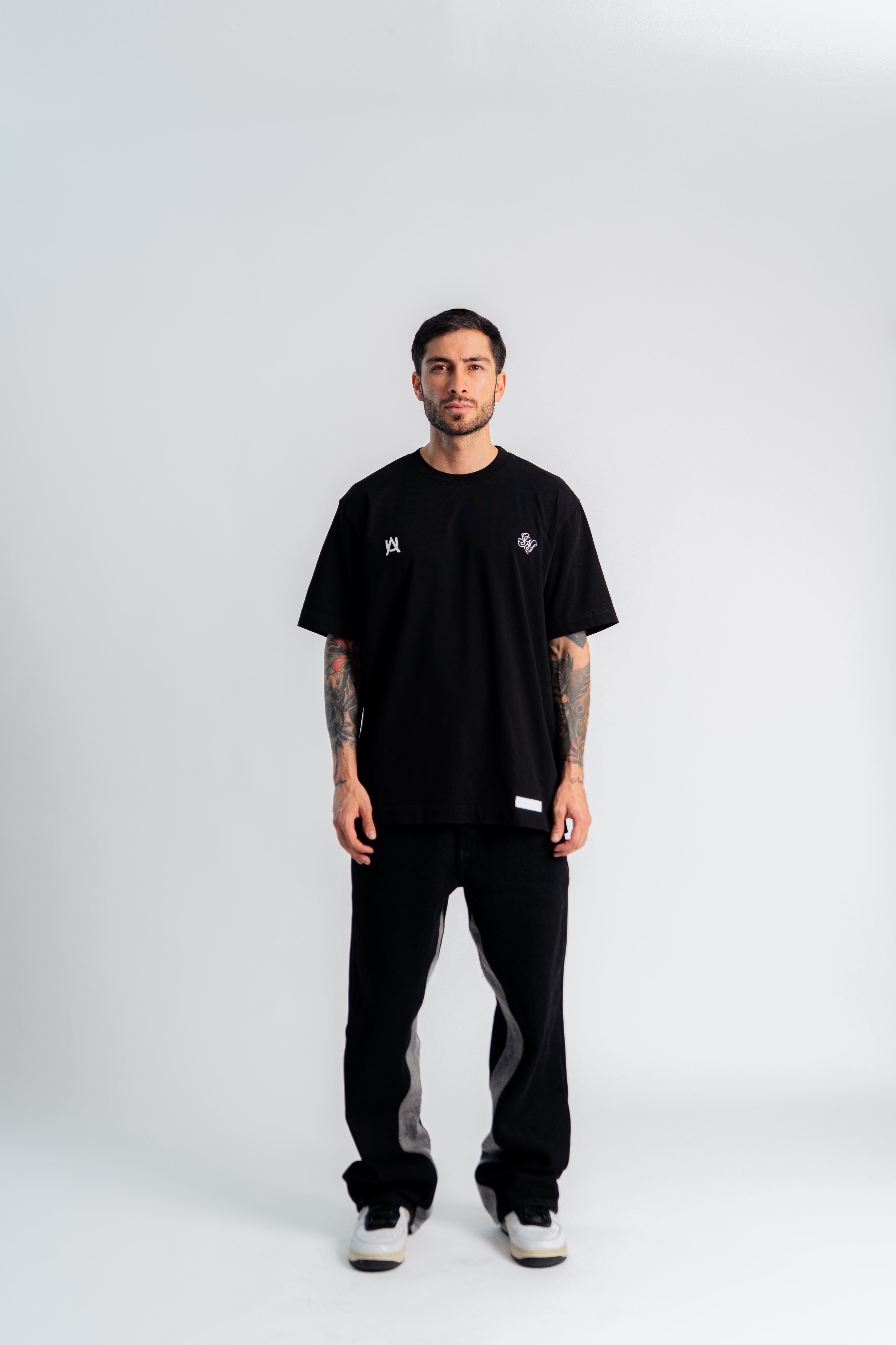 Neckless Semi Oversized T-Shirt Negro en modelo — AURUM 79