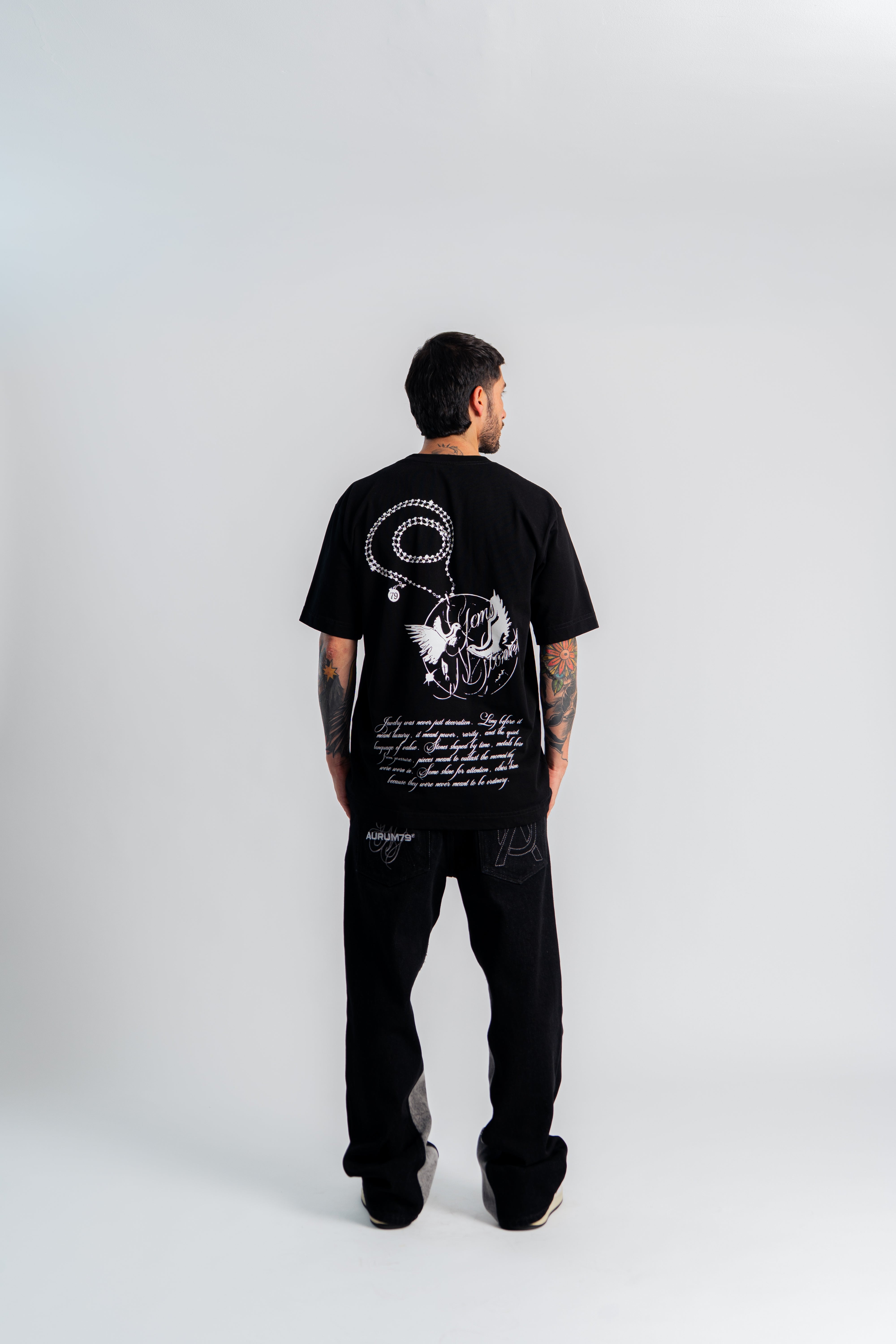 Neckless Semi Oversized T-Shirt Negro en modelo — AURUM 79