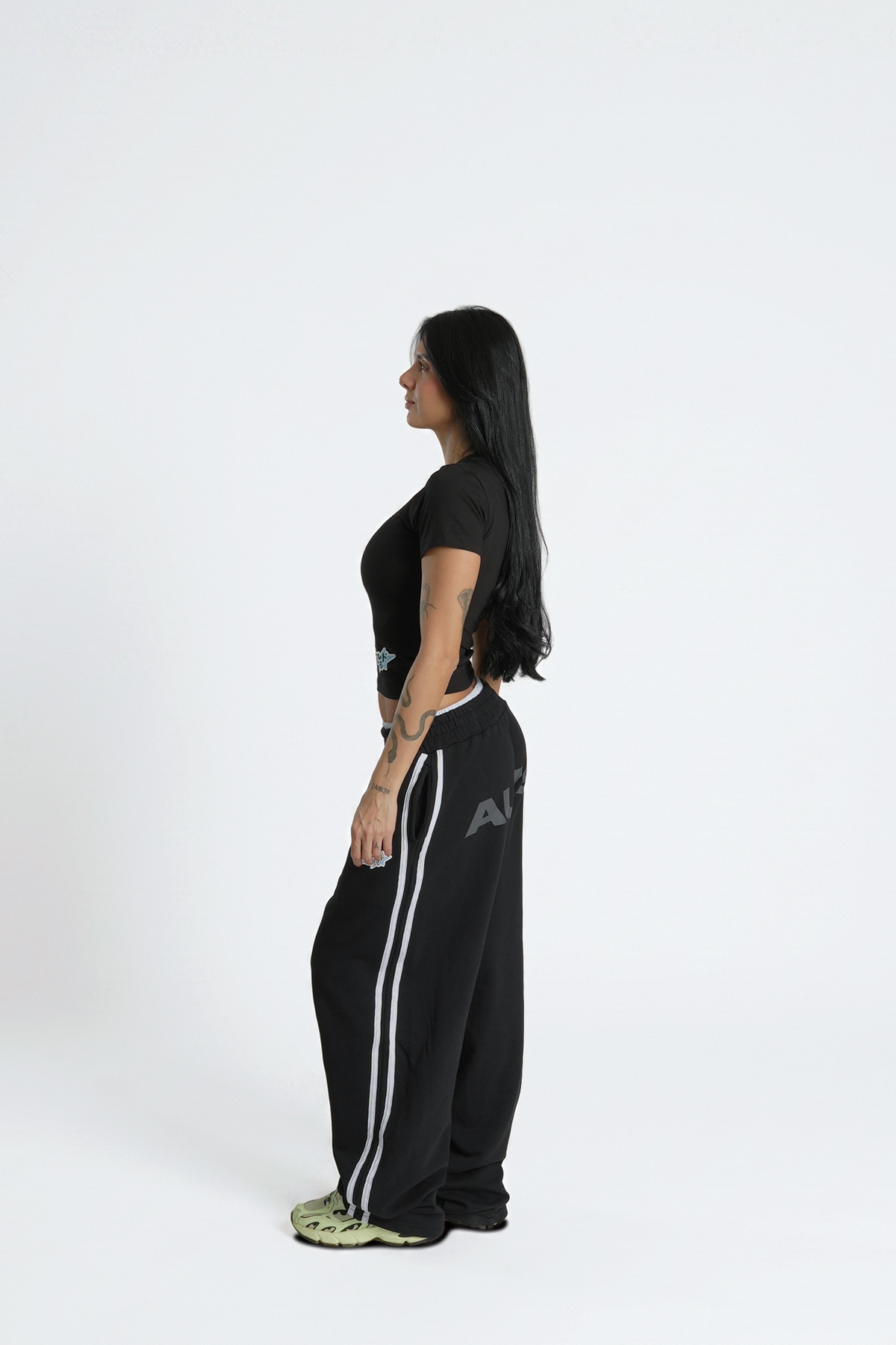 Nostalgia Slim Baby Tee Negro en modelo — AURUM 79