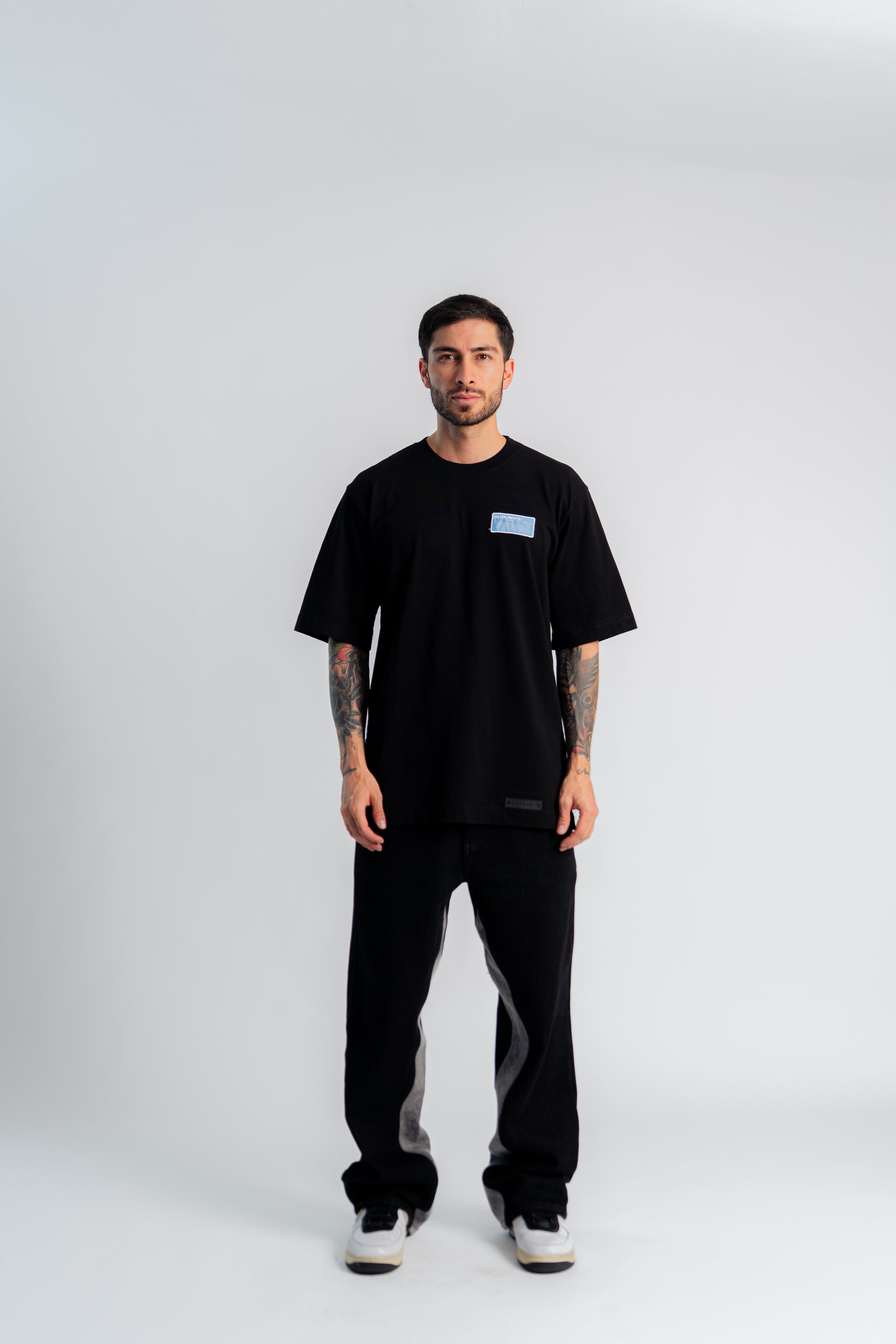 Patch Semi Oversized T-Shirt Negro en modelo — AURUM 79
