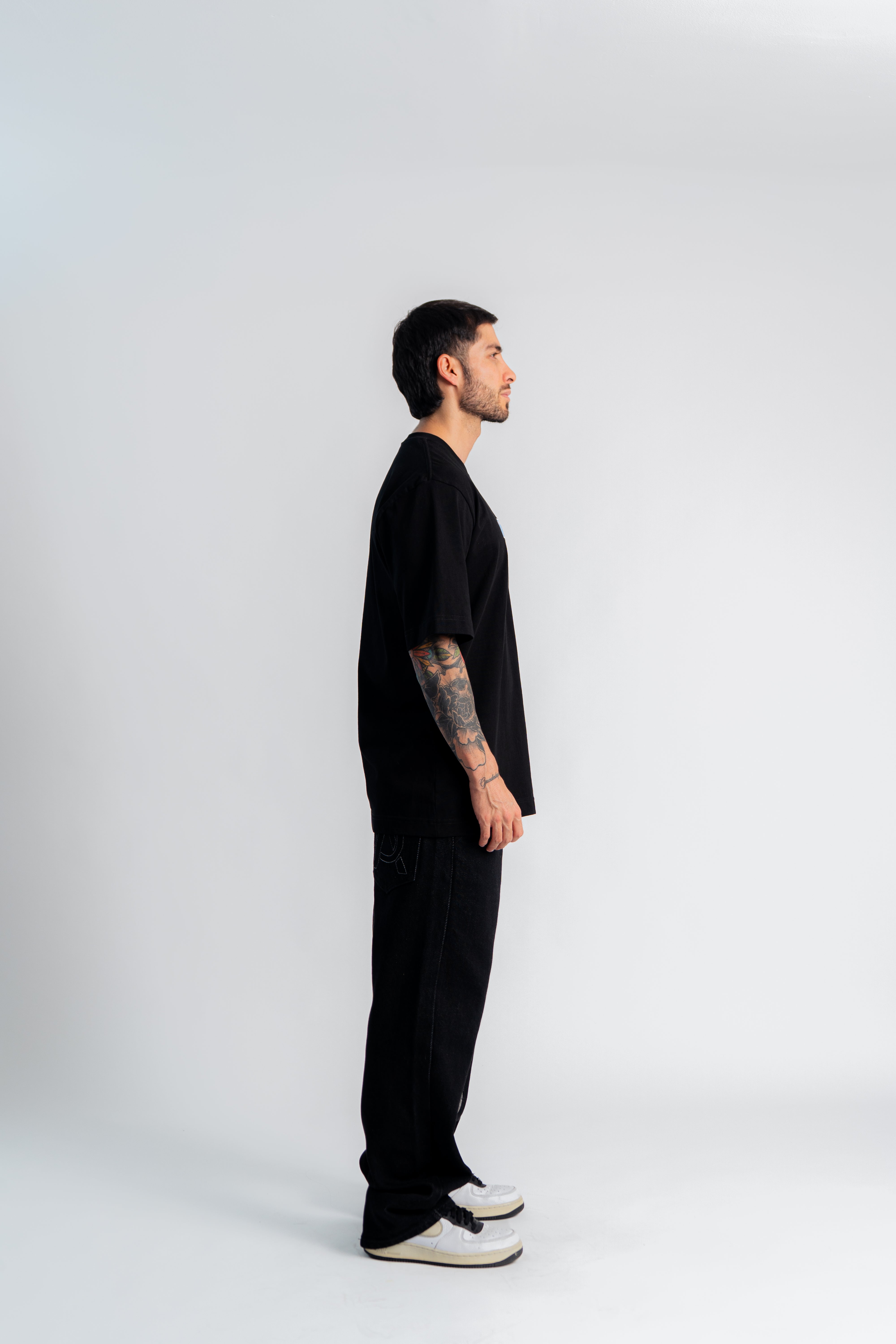 Patch Semi Oversized T-Shirt Negro en modelo — AURUM 79