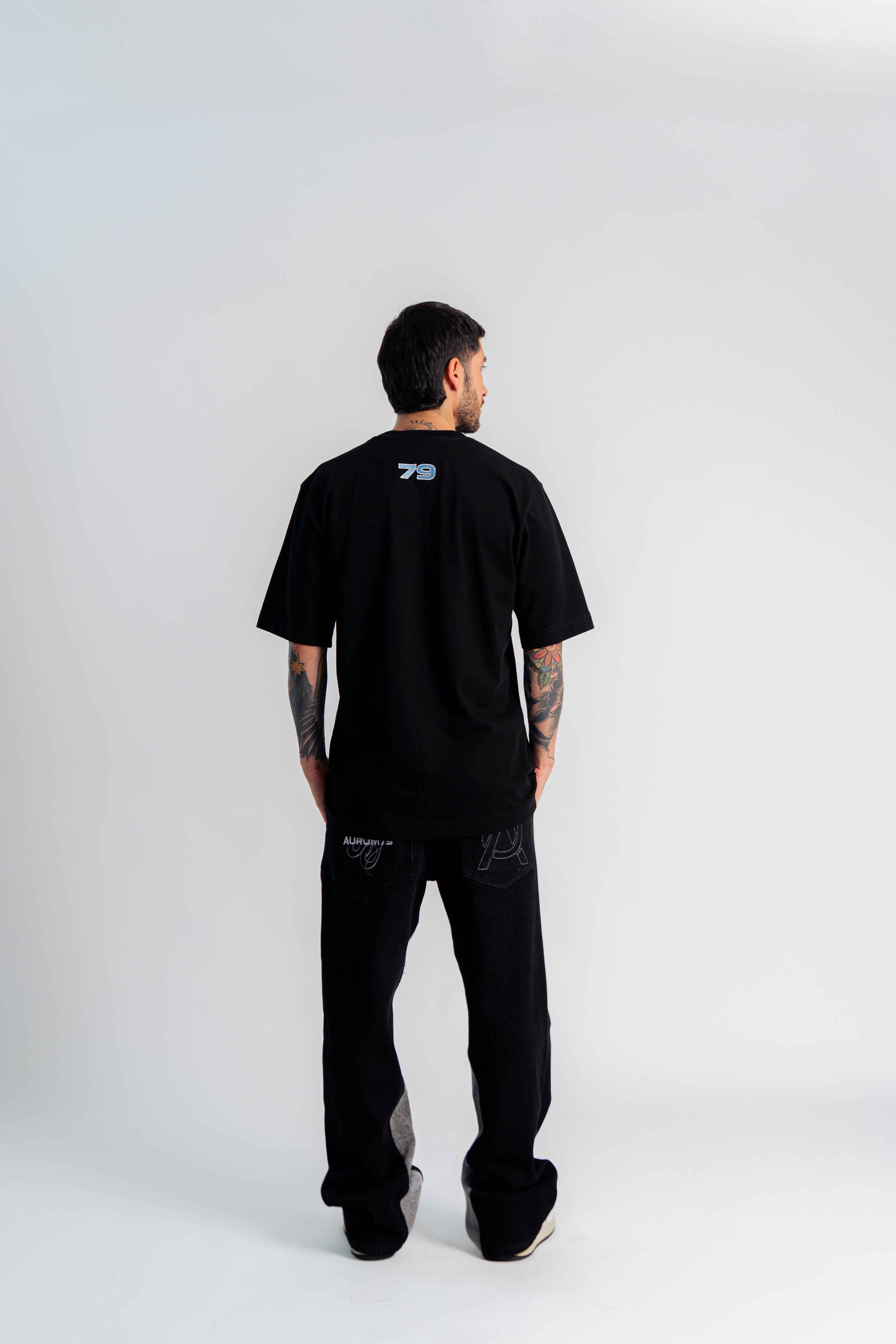 Patch Semi Oversized T-Shirt Negro en modelo — AURUM 79