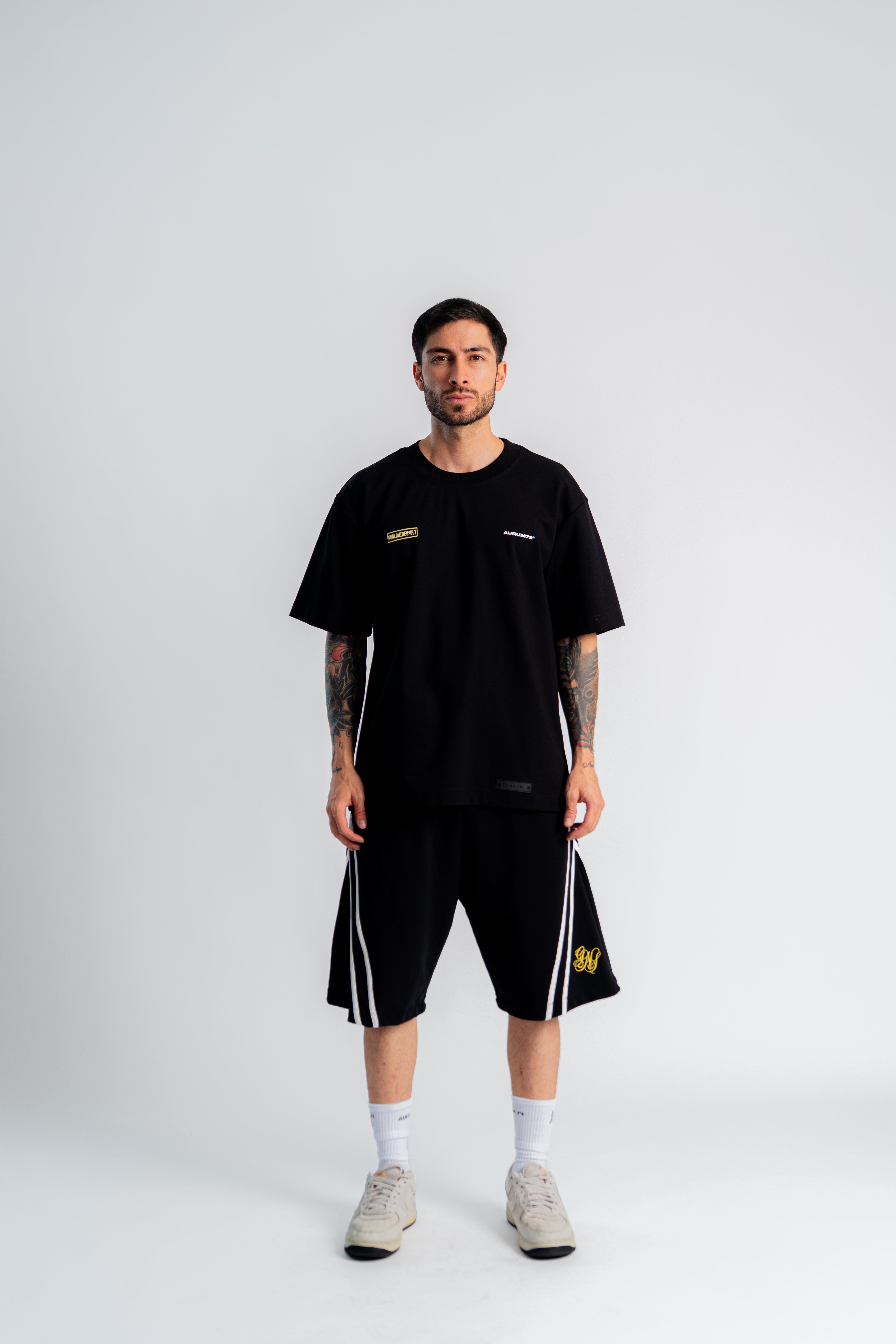 Pearlmask Oversized T-Shirt Negro en modelo — AURUM 79
