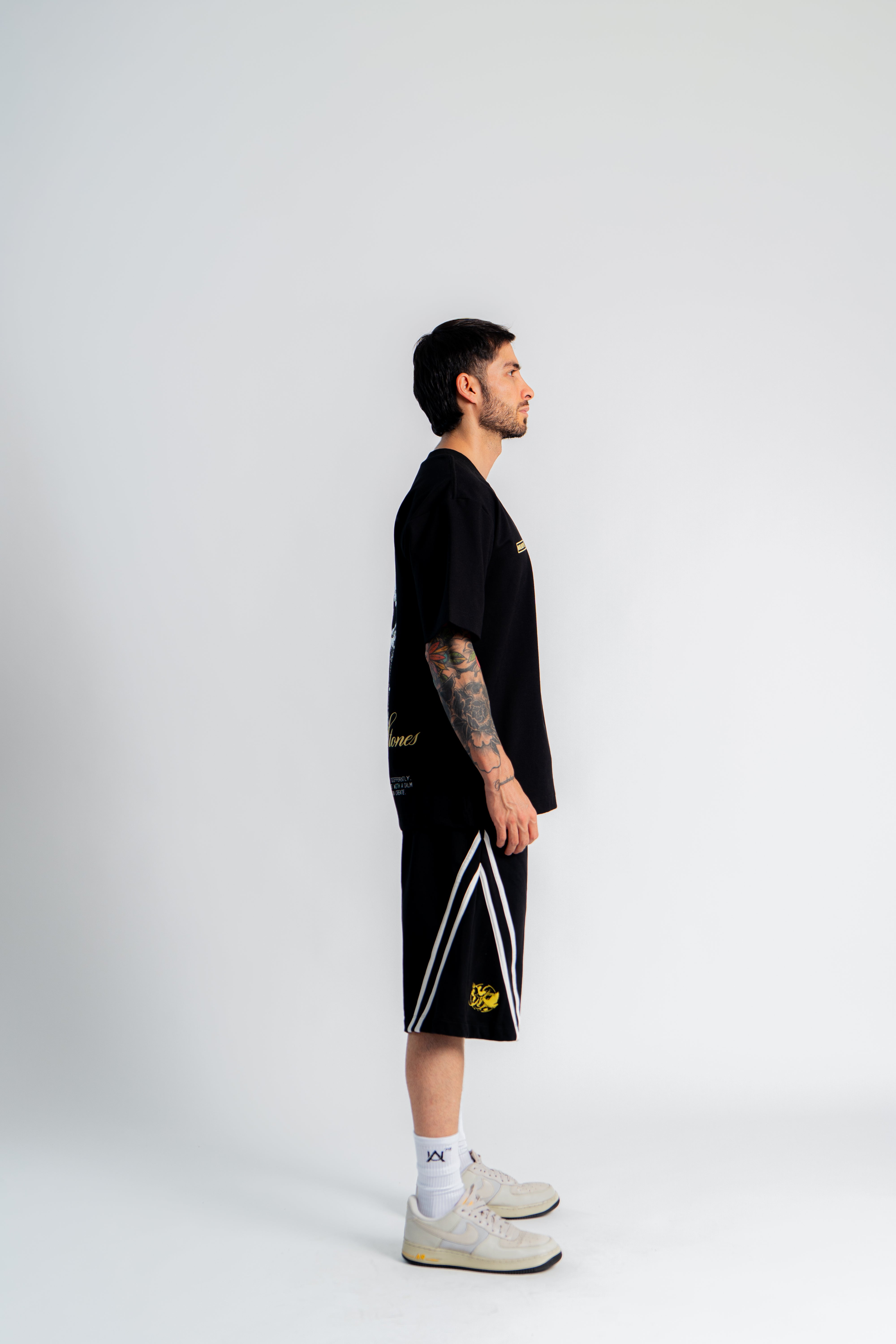 Pearlmask Oversized T-Shirt Negro en modelo — AURUM 79
